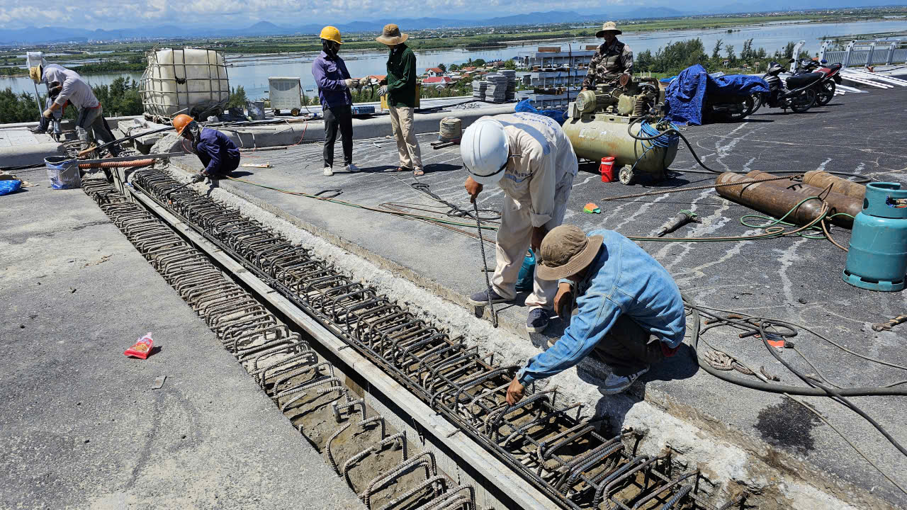 Huế: Vì sao cầu vượt biển dài nhất miền Trung trễ hạn thông xe?- Ảnh 11. Huế: Vì sao cầu vượt biển dài nhất miền Trung trễ hạn thông xe?- Ảnh 11.