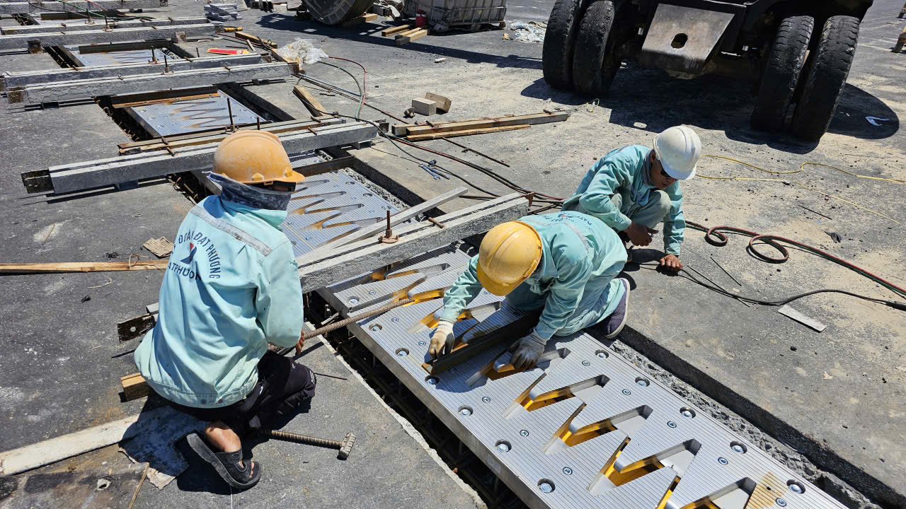 Huế: Vì sao cầu vượt biển dài nhất miền Trung trễ hạn thông xe?- Ảnh 8. Huế: Vì sao cầu vượt biển dài nhất miền Trung trễ hạn thông xe?- Ảnh 8.