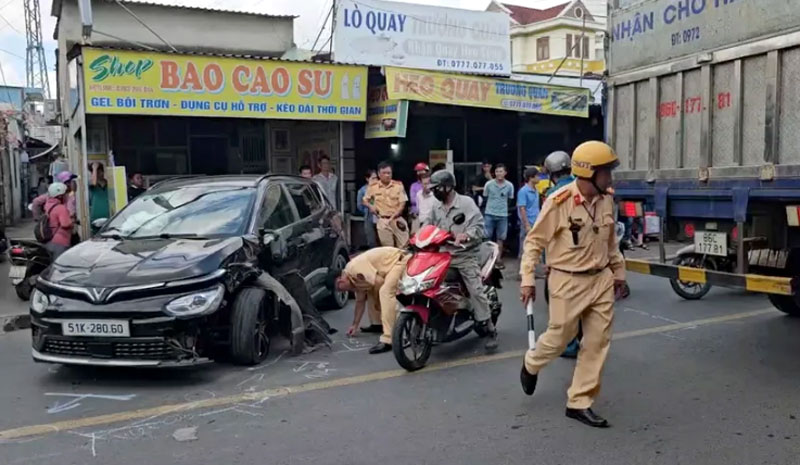 Lực lượng chức năng kh&aacute;m nghiệm hiện trường, điều tra nguy&ecirc;n nh&acirc;n vụ tai nạn - Ảnh: HT.