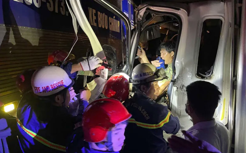 Lực lượng chức năng cắt ph&aacute; cabin, giải cứu nạn nh&acirc;n - Ảnh: Nguyễn Do.