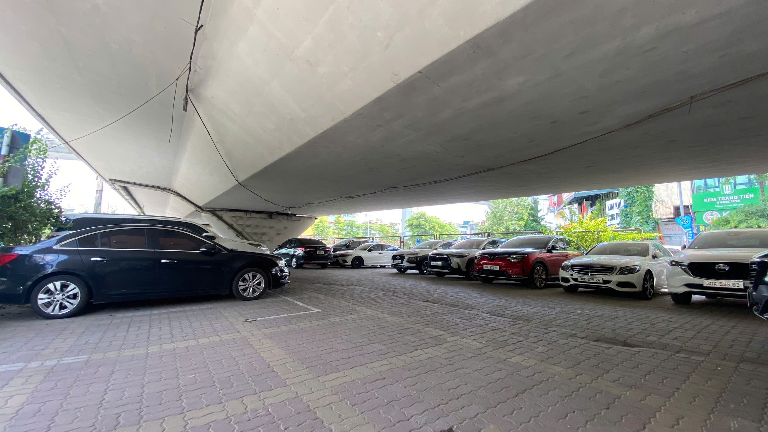 Hà Nội di dời các bãi trông giữ xe ra khỏi gầm cầu trước ngày 30/10- Ảnh 1. Hà Nội di dời các bãi trông giữ xe ra khỏi gầm cầu trước ngày 30/10- Ảnh 1.