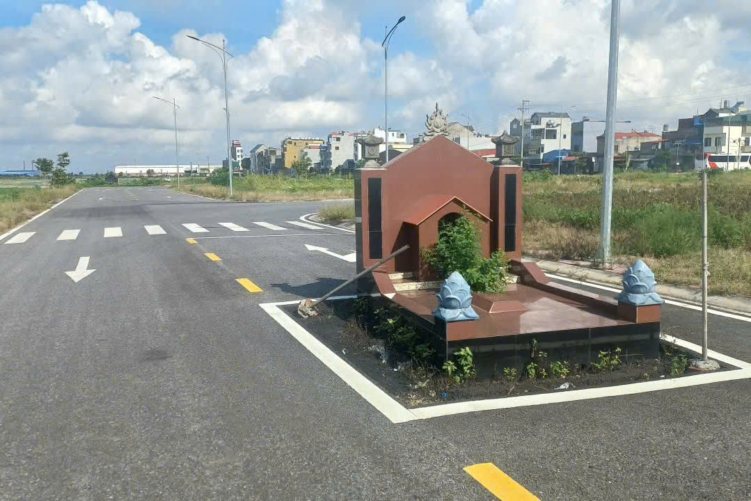 Ng&ocirc;i mộ nằm giữa đường ở Hải Ph&ograve;ng: Tạm dừng lưu th&ocirc;ng, đảm bảo an to&agrave;n- Ảnh 1.