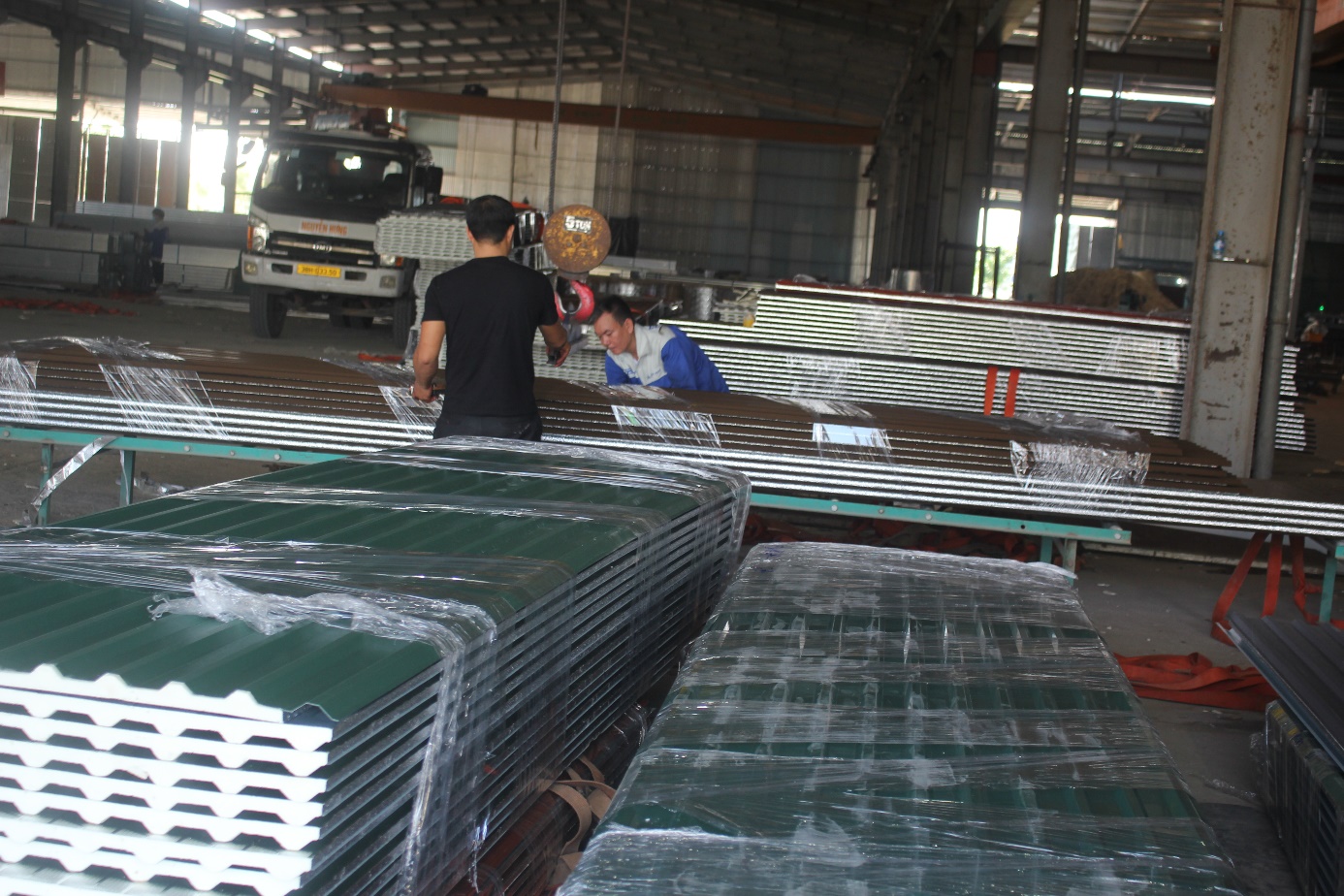 Sau b&atilde;o số 5, người d&acirc;n H&agrave; Tĩnh ồ ạt mua t&ocirc;n th&eacute;p, ng&oacute;i để sửa chữa nh&agrave; cửa- Ảnh 2.