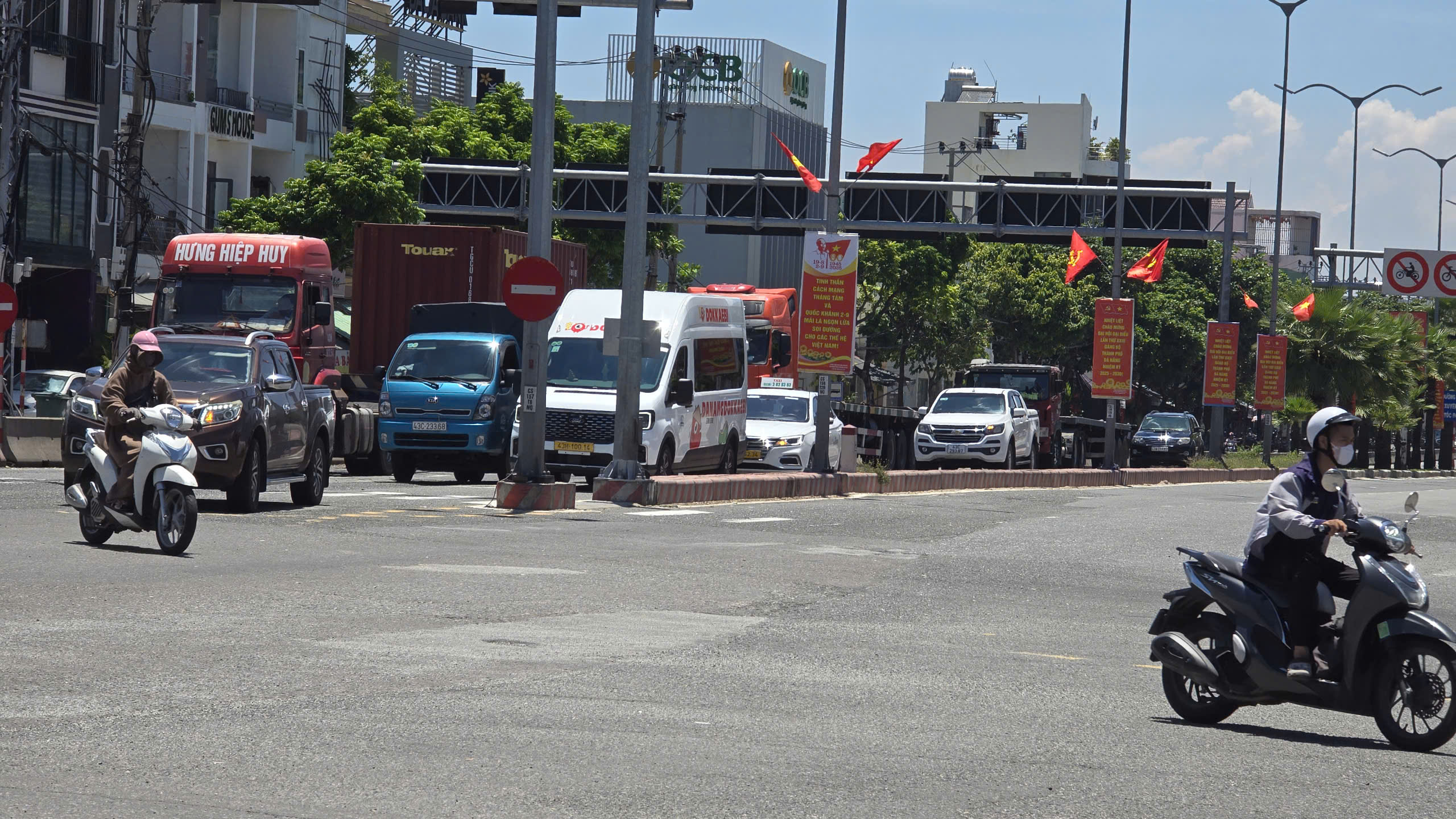 QL14B dẫn vào cảng Tiên Sa xuống cấp nghiêm trọng, gây mất an toàn giao thông- Ảnh 9. QL14B dẫn vào cảng Tiên Sa xuống cấp nghiêm trọng, gây mất an toàn giao thông- Ảnh 9.