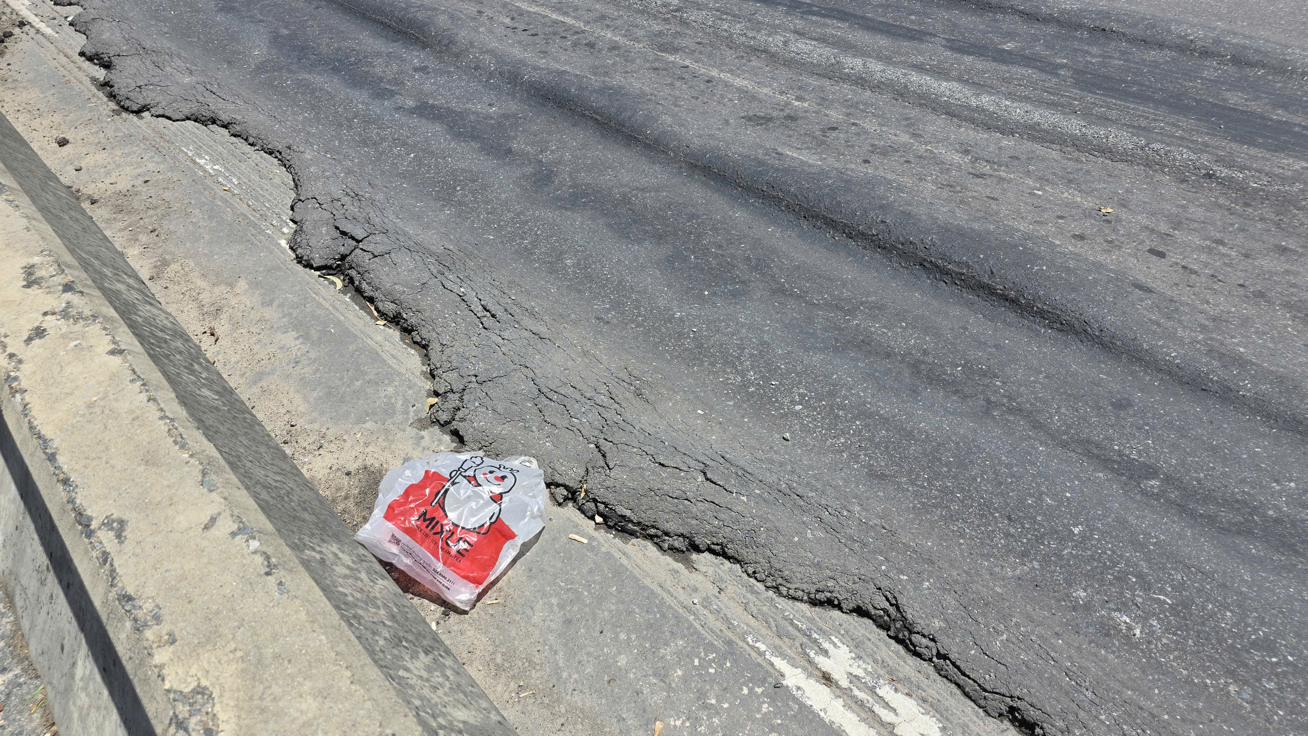 QL14B dẫn vào cảng Tiên Sa xuống cấp nghiêm trọng, gây mất an toàn giao thông- Ảnh 4. QL14B dẫn vào cảng Tiên Sa xuống cấp nghiêm trọng, gây mất an toàn giao thông- Ảnh 4.