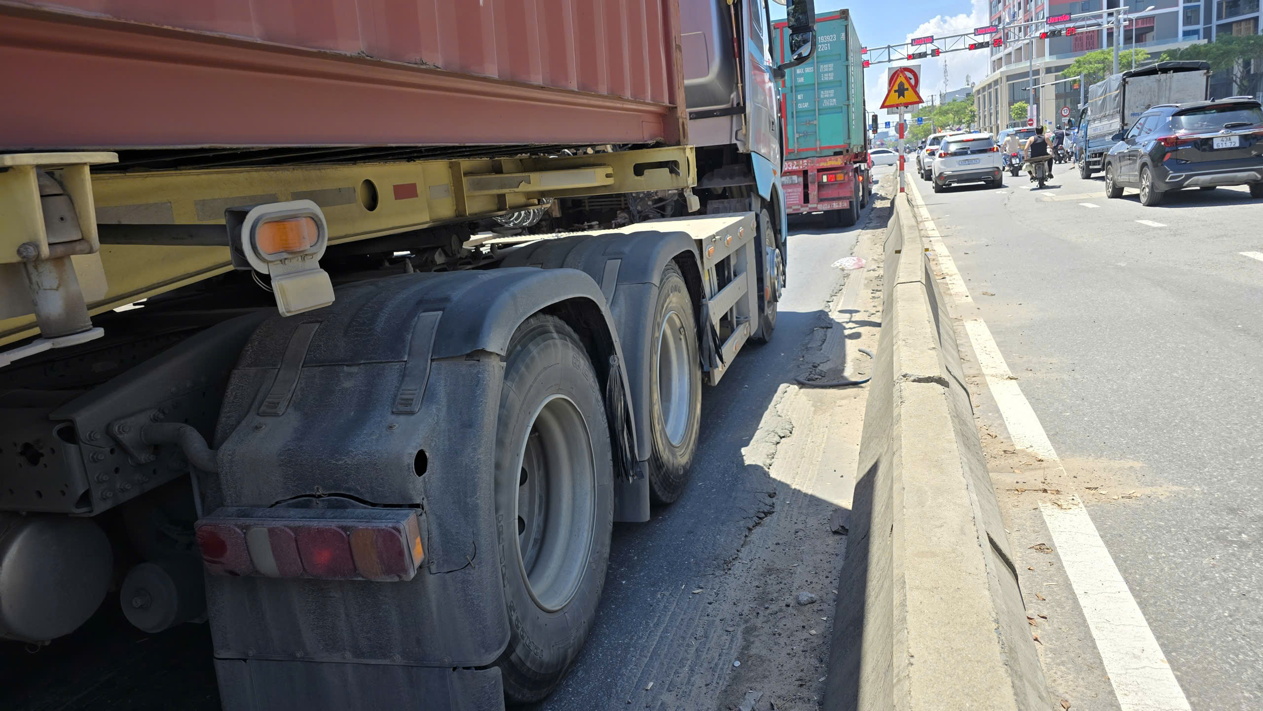 QL14B dẫn vào cảng Tiên Sa xuống cấp nghiêm trọng, gây mất an toàn giao thông- Ảnh 6. QL14B dẫn vào cảng Tiên Sa xuống cấp nghiêm trọng, gây mất an toàn giao thông- Ảnh 6.