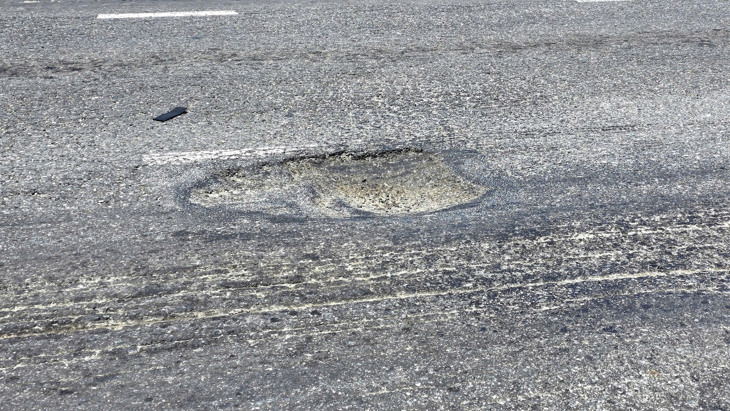 QL14B dẫn vào cảng Tiên Sa xuống cấp nghiêm trọng, gây mất an toàn giao thông- Ảnh 7. QL14B dẫn vào cảng Tiên Sa xuống cấp nghiêm trọng, gây mất an toàn giao thông- Ảnh 7.