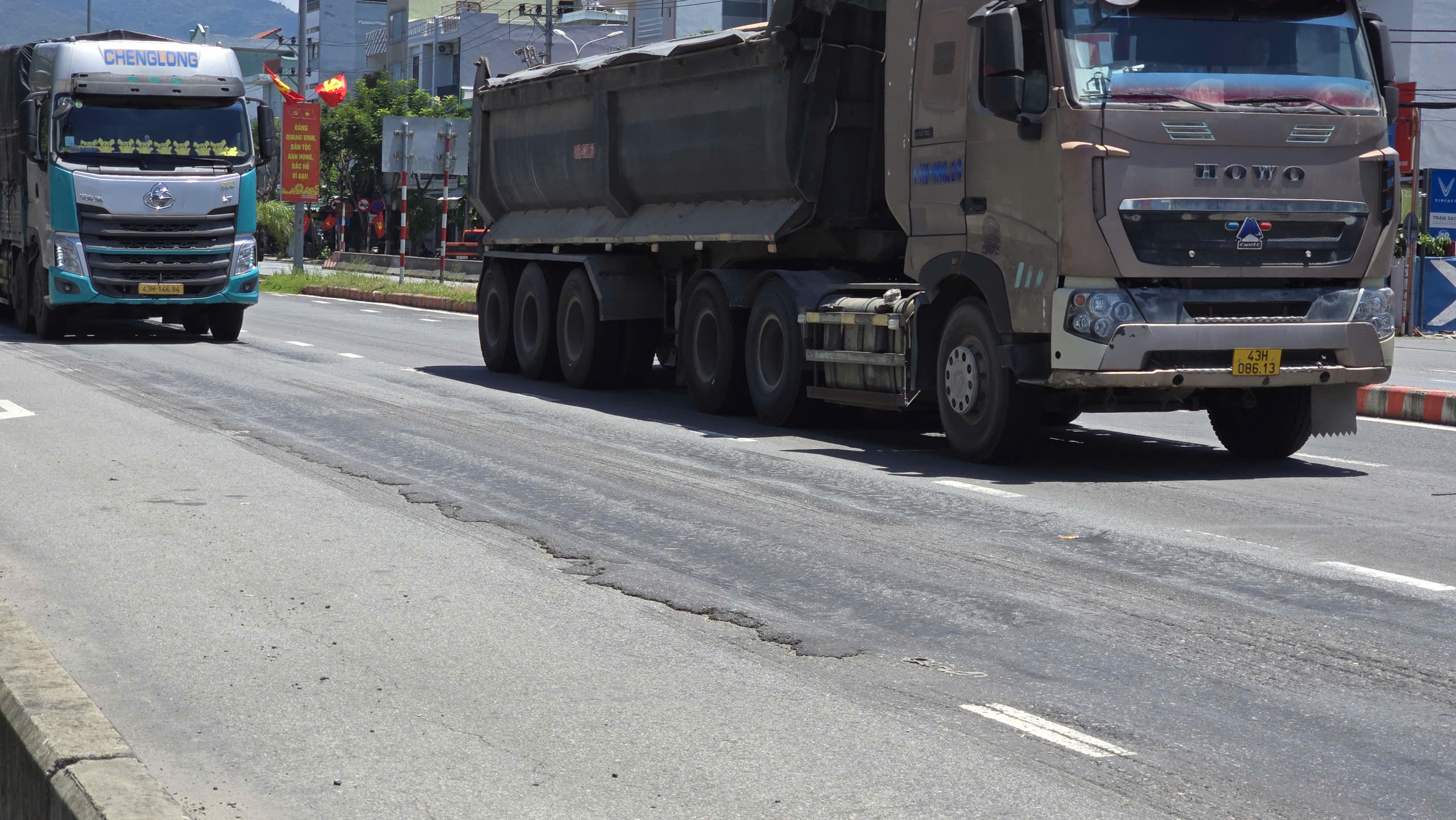 QL14B dẫn vào cảng Tiên Sa xuống cấp nghiêm trọng, gây mất an toàn giao thông- Ảnh 11. QL14B dẫn vào cảng Tiên Sa xuống cấp nghiêm trọng, gây mất an toàn giao thông- Ảnh 11.