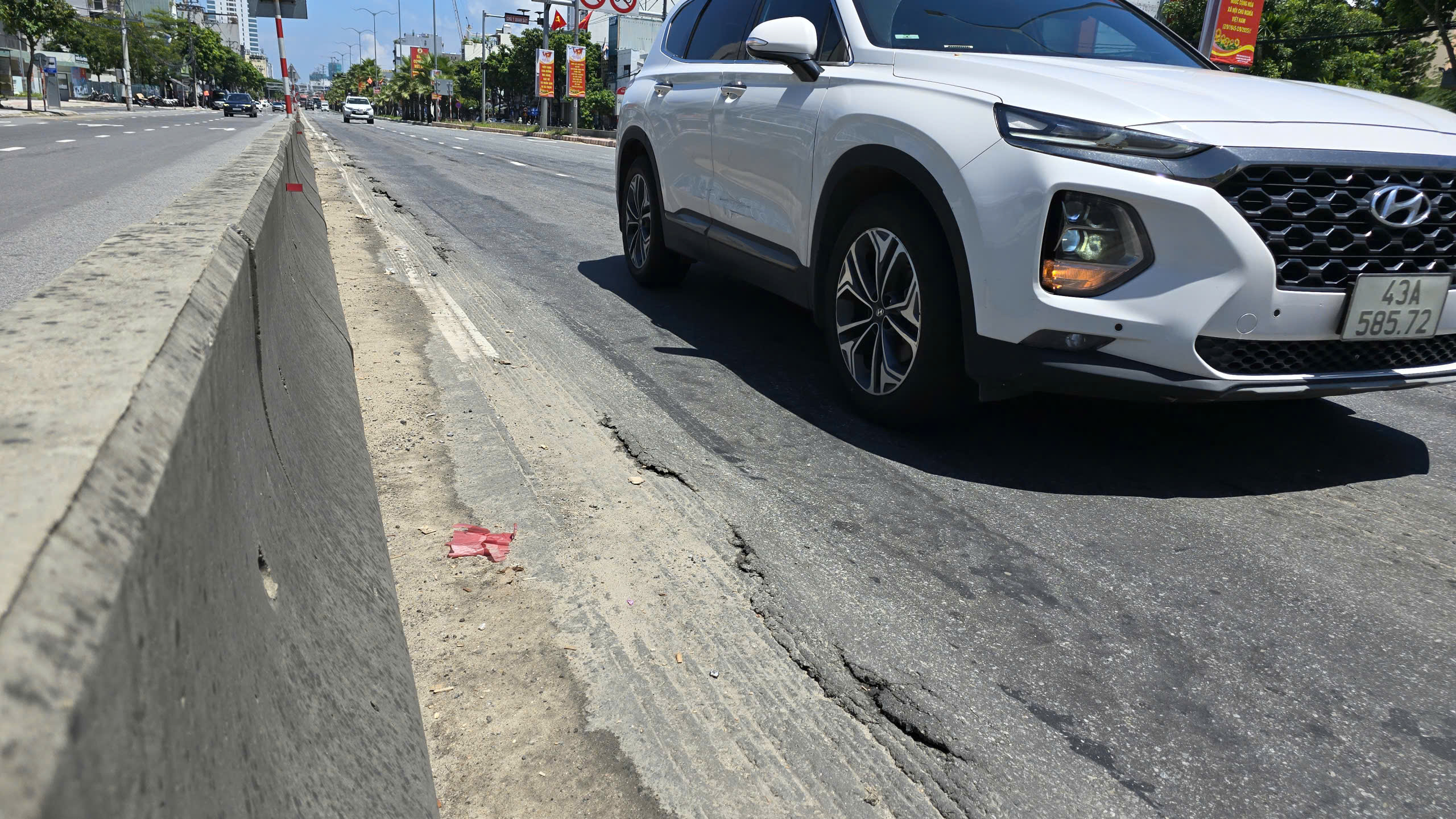 QL14B dẫn vào cảng Tiên Sa xuống cấp nghiêm trọng, gây mất an toàn giao thông- Ảnh 14. QL14B dẫn vào cảng Tiên Sa xuống cấp nghiêm trọng, gây mất an toàn giao thông- Ảnh 14.