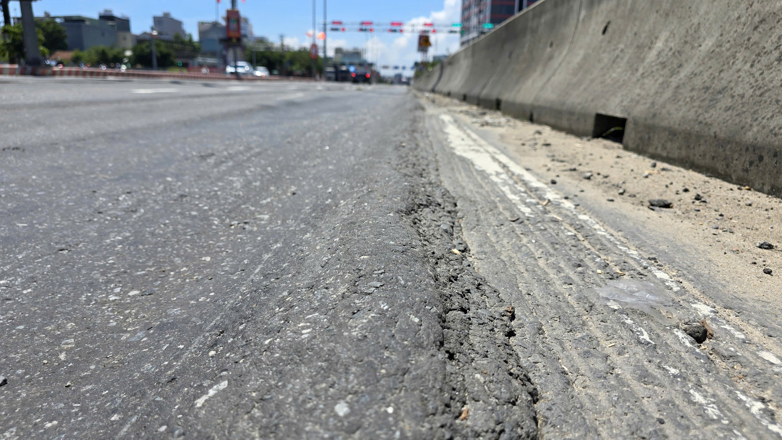 QL14B dẫn vào cảng Tiên Sa xuống cấp nghiêm trọng, gây mất an toàn giao thông- Ảnh 13. QL14B dẫn vào cảng Tiên Sa xuống cấp nghiêm trọng, gây mất an toàn giao thông- Ảnh 13.