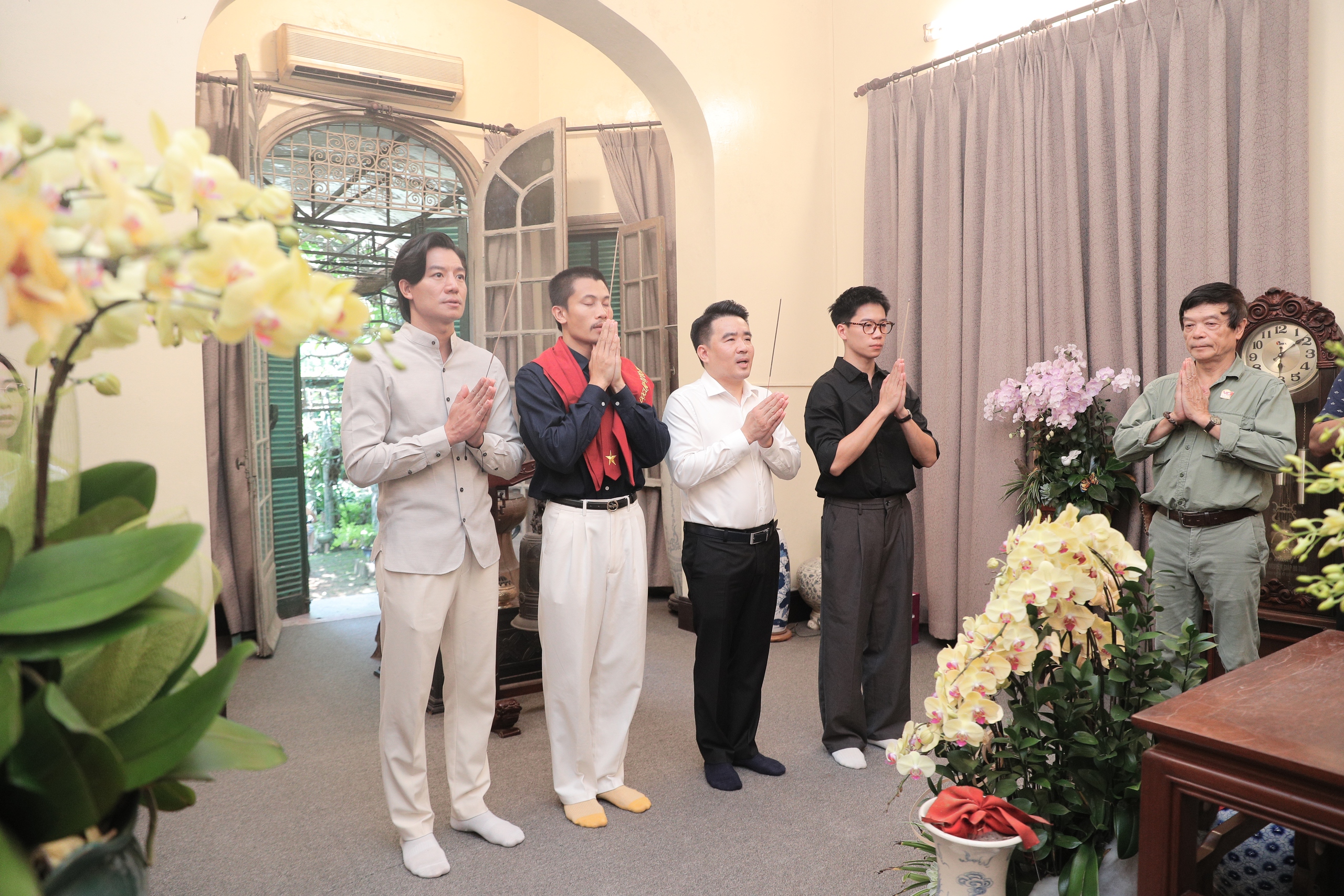 Diễn vi&ecirc;n phim "Mưa đỏ" d&acirc;ng hương tưởng nhớ Đại tướng V&otilde; Nguy&ecirc;n Gi&aacute;p- Ảnh 1.