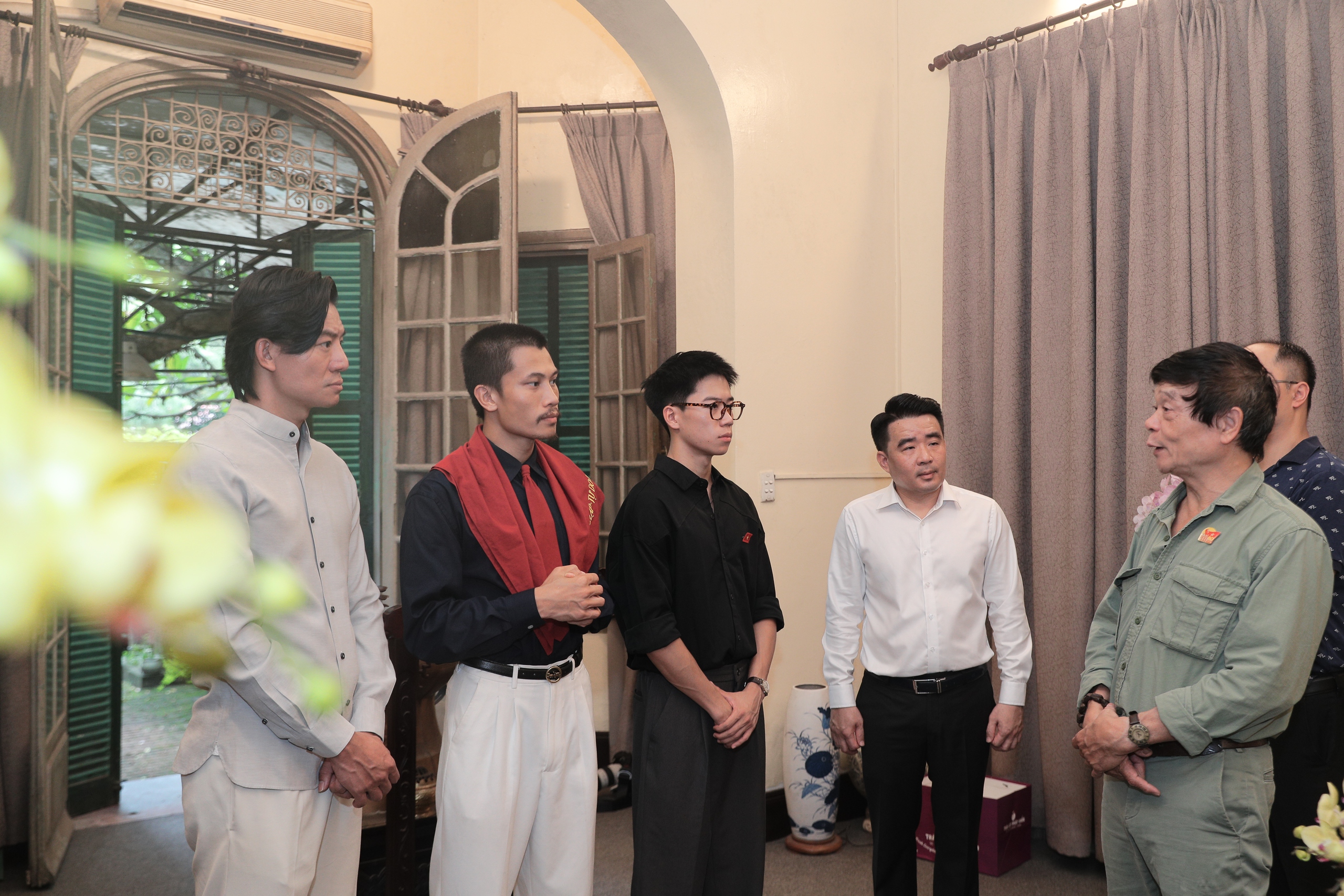 Diễn vi&ecirc;n phim "Mưa đỏ" d&acirc;ng hương tưởng nhớ Đại tướng V&otilde; Nguy&ecirc;n Gi&aacute;p- Ảnh 2.