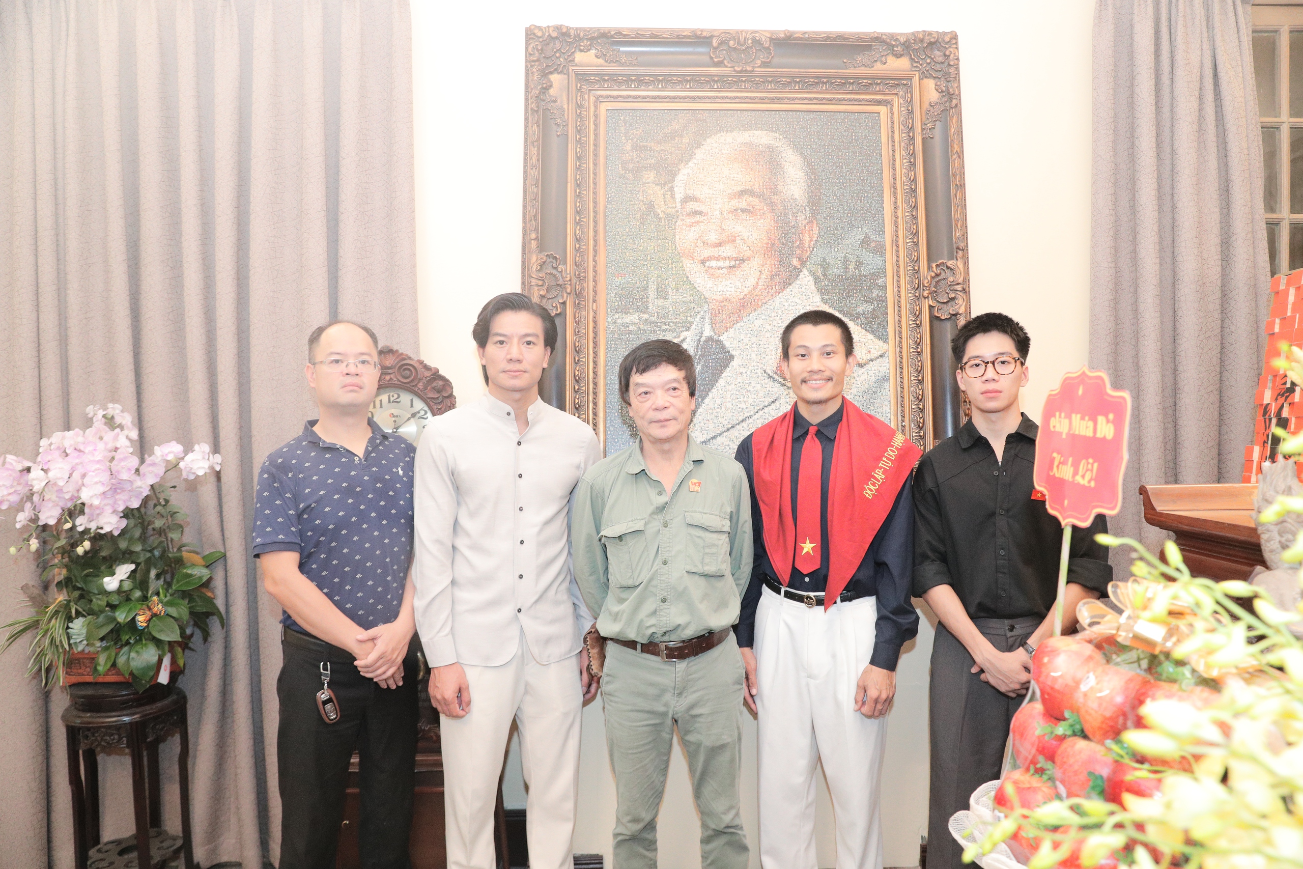 Diễn vi&ecirc;n phim "Mưa đỏ" d&acirc;ng hương tưởng nhớ Đại tướng V&otilde; Nguy&ecirc;n Gi&aacute;p- Ảnh 5.