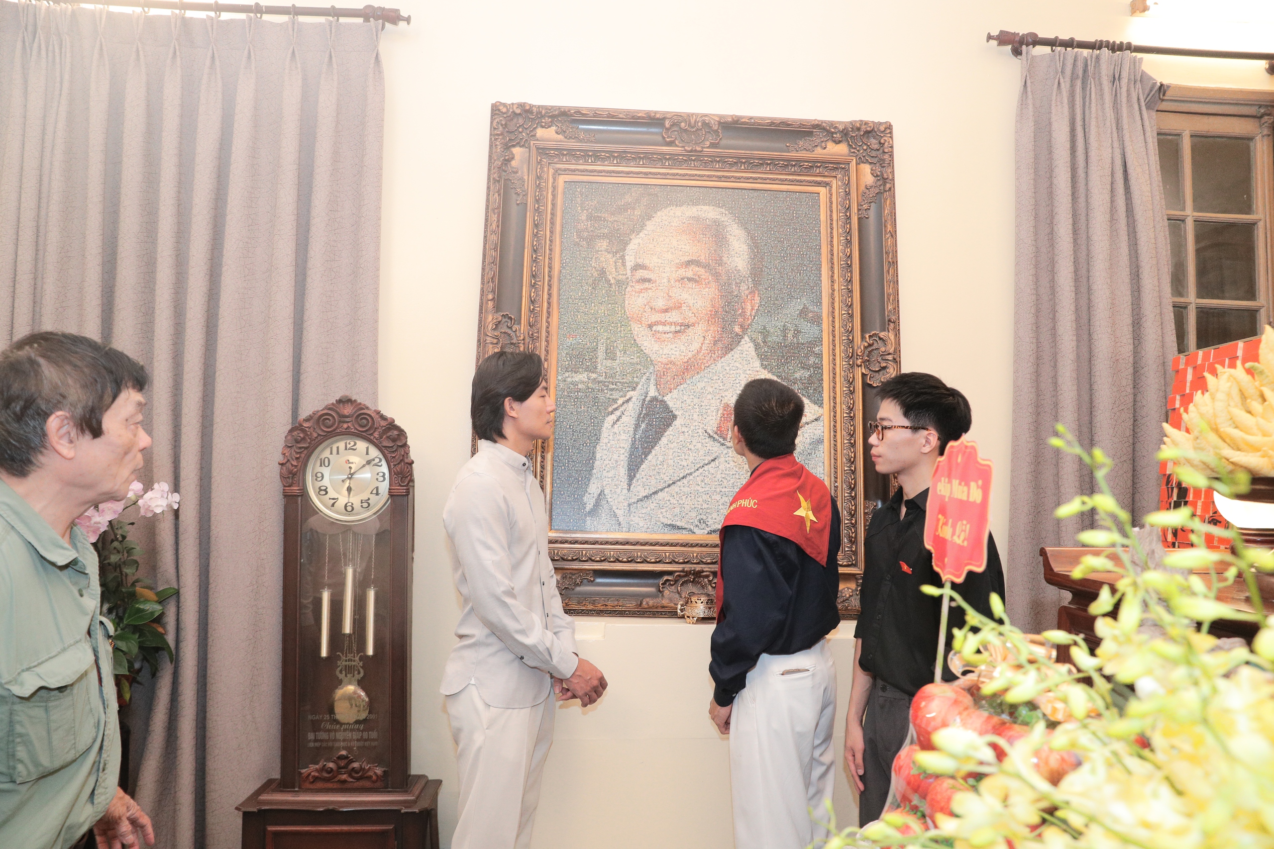 Diễn vi&ecirc;n phim "Mưa đỏ" d&acirc;ng hương tưởng nhớ Đại tướng V&otilde; Nguy&ecirc;n Gi&aacute;p- Ảnh 4.