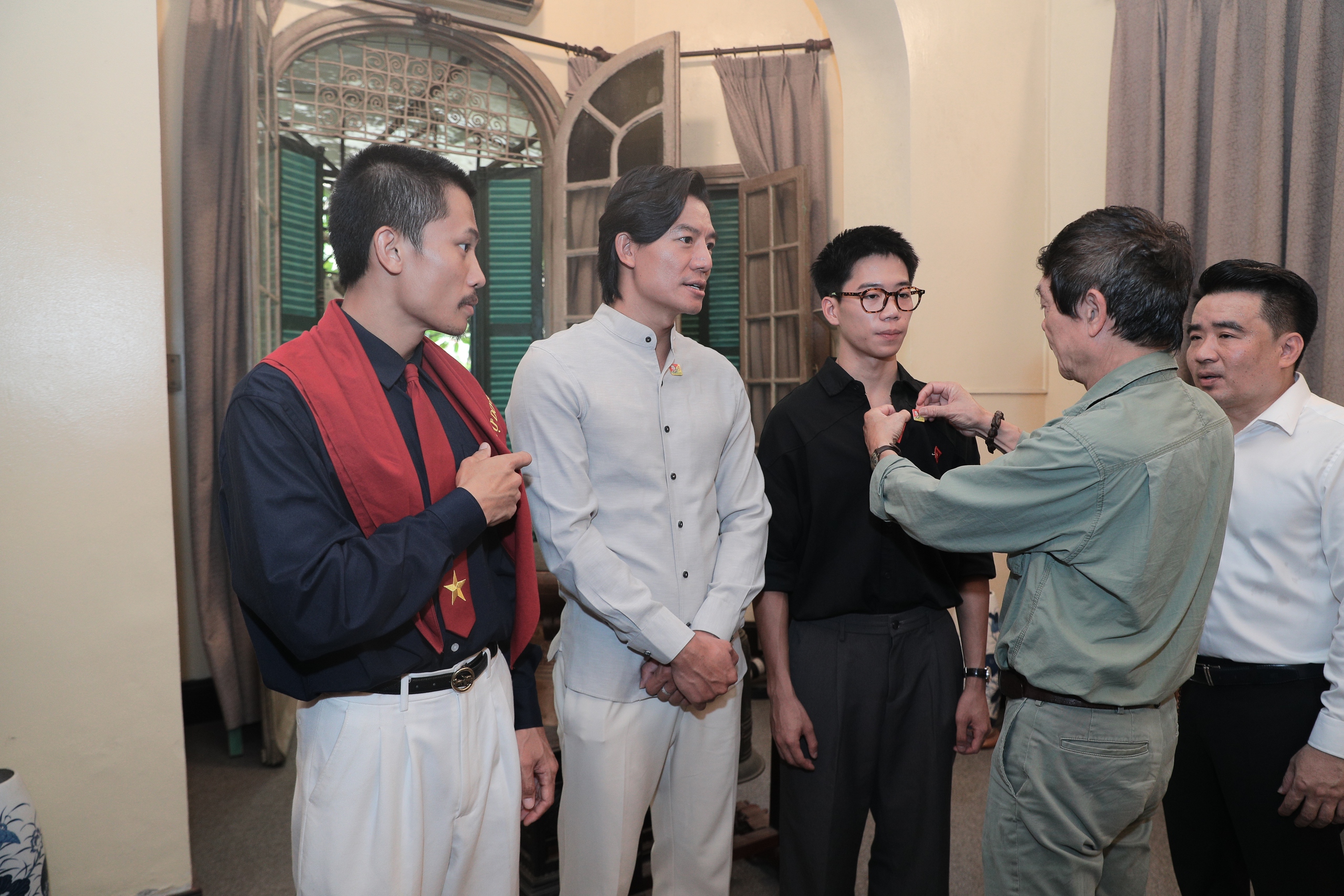 Diễn vi&ecirc;n phim "Mưa đỏ" d&acirc;ng hương tưởng nhớ Đại tướng V&otilde; Nguy&ecirc;n Gi&aacute;p- Ảnh 3.