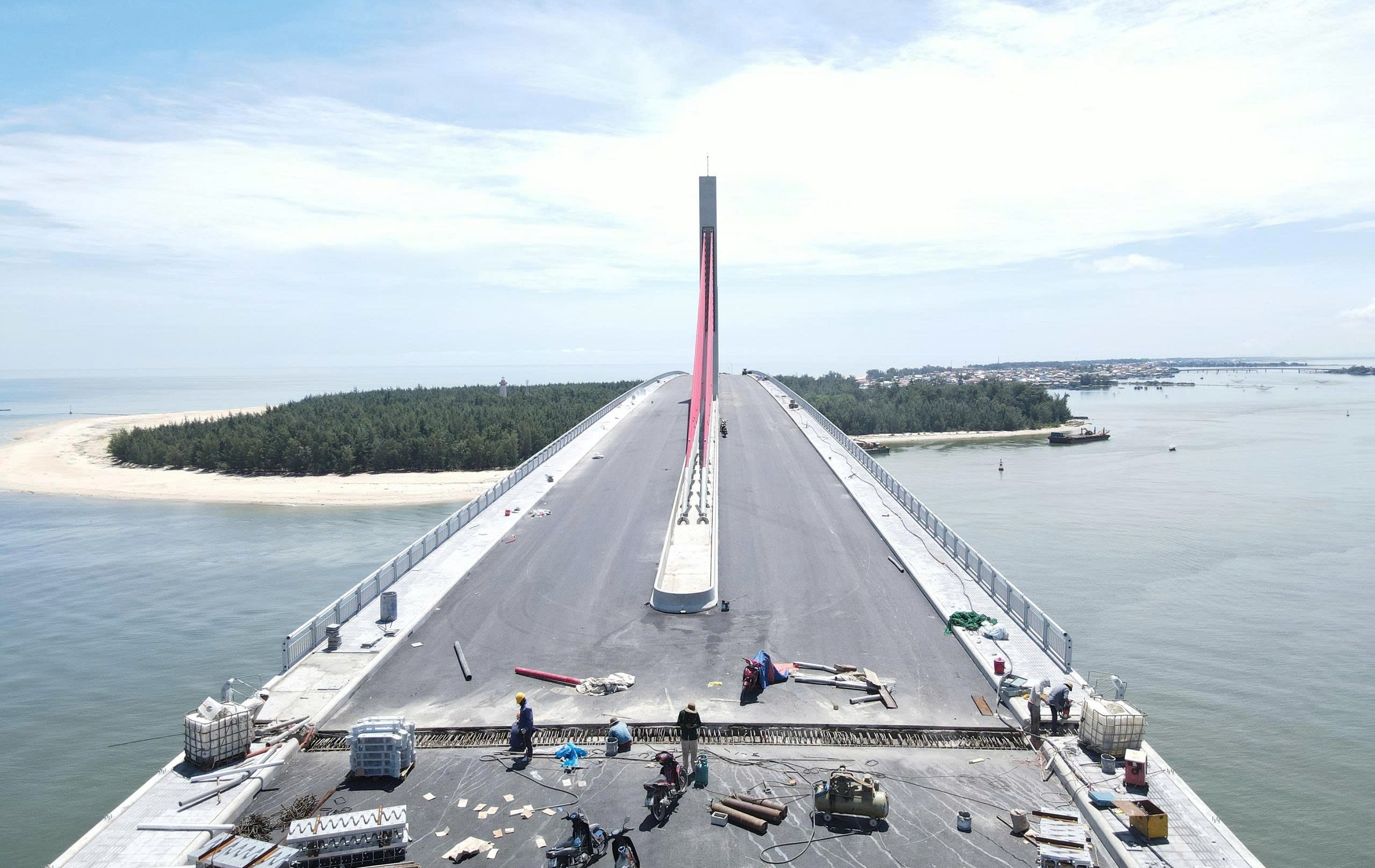 Huế: Vì sao cầu vượt biển dài nhất miền Trung trễ hạn thông xe?- Ảnh 5. Huế: Vì sao cầu vượt biển dài nhất miền Trung trễ hạn thông xe?- Ảnh 5.