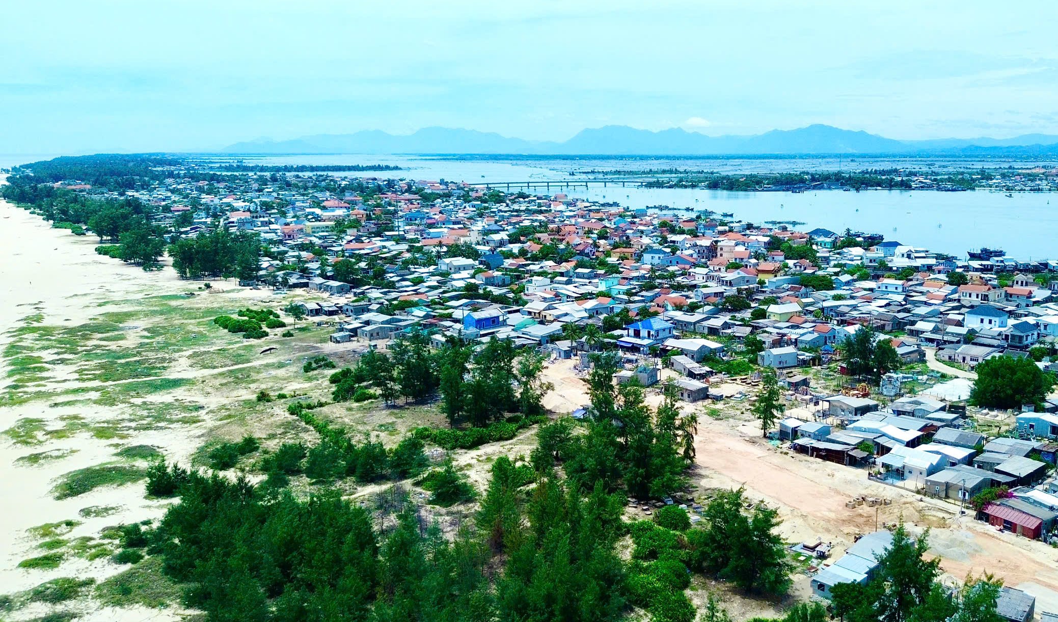 Huế: Vì sao cầu vượt biển dài nhất miền Trung trễ hạn thông xe?- Ảnh 12. Huế: Vì sao cầu vượt biển dài nhất miền Trung trễ hạn thông xe?- Ảnh 12.