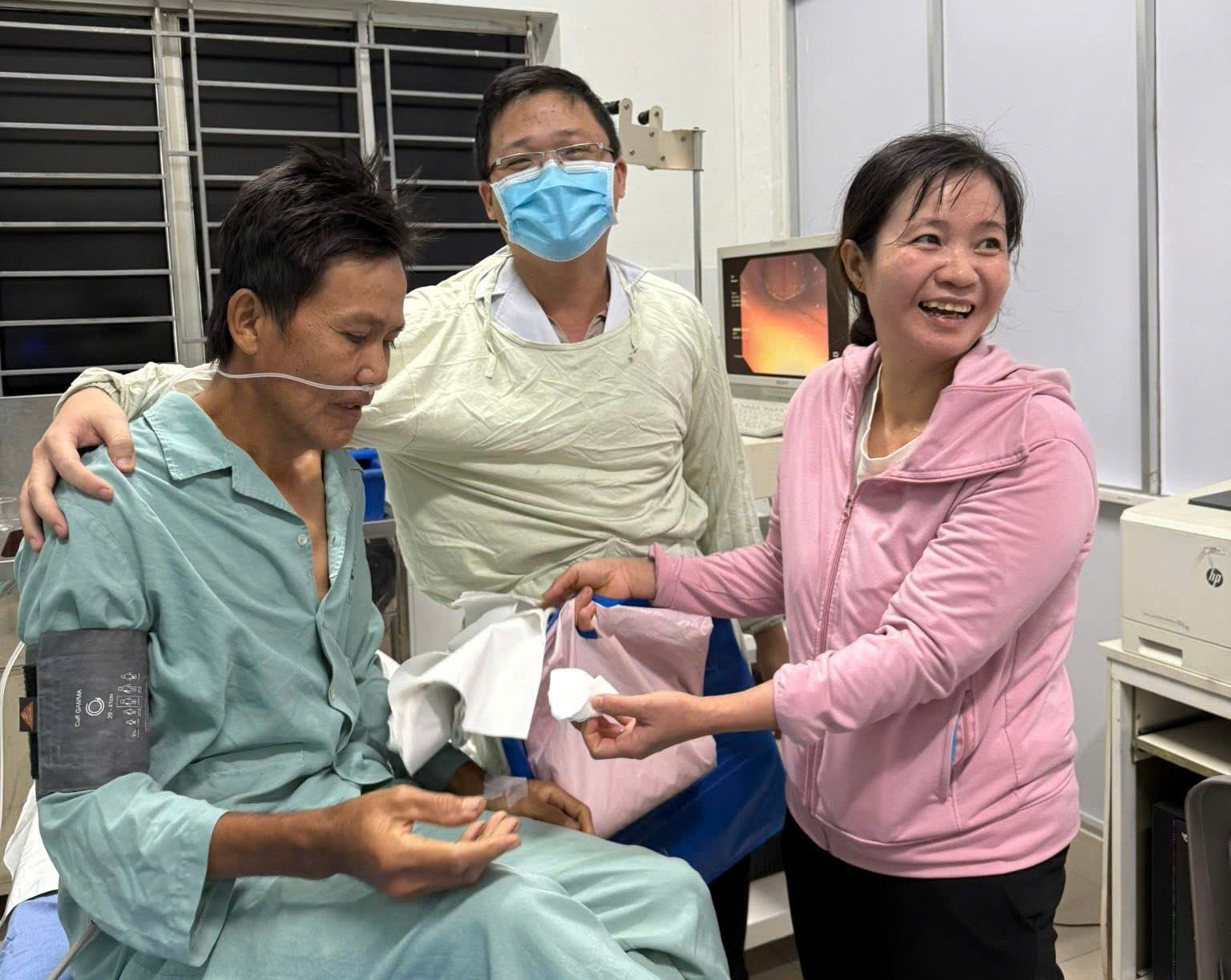 Gắp th&agrave;nh c&ocirc;ng dị vật vỏ ốc nằm suốt 1 năm trong phế quản bệnh nh&acirc;n- Ảnh 2.