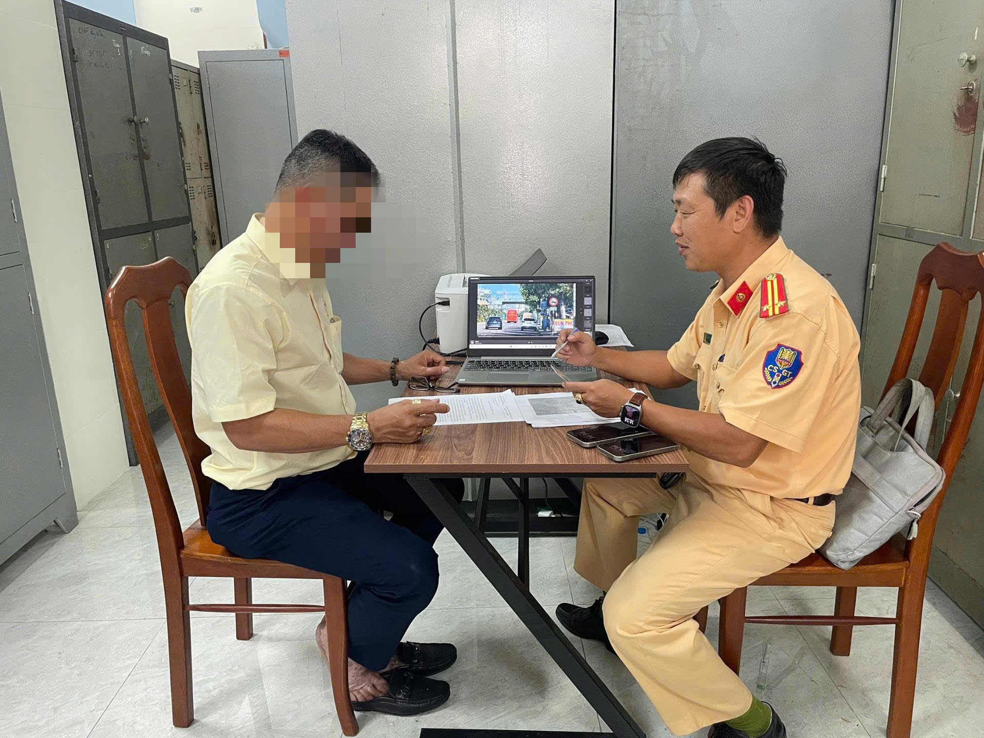 Gia Lai: Nhiều xe kh&aacute;ch đi v&agrave;o đường cấm bị phạt sau phản &aacute;nh của người d&acirc;n- Ảnh 1.