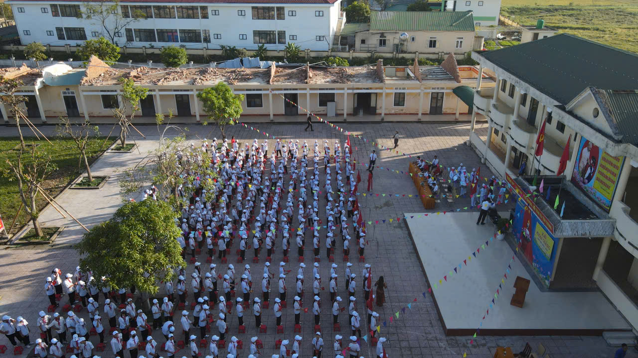 Học sinh khai giảng giữa ngổn ngang sau b&atilde;o số 5 ở H&agrave; Tĩnh- Ảnh 1.