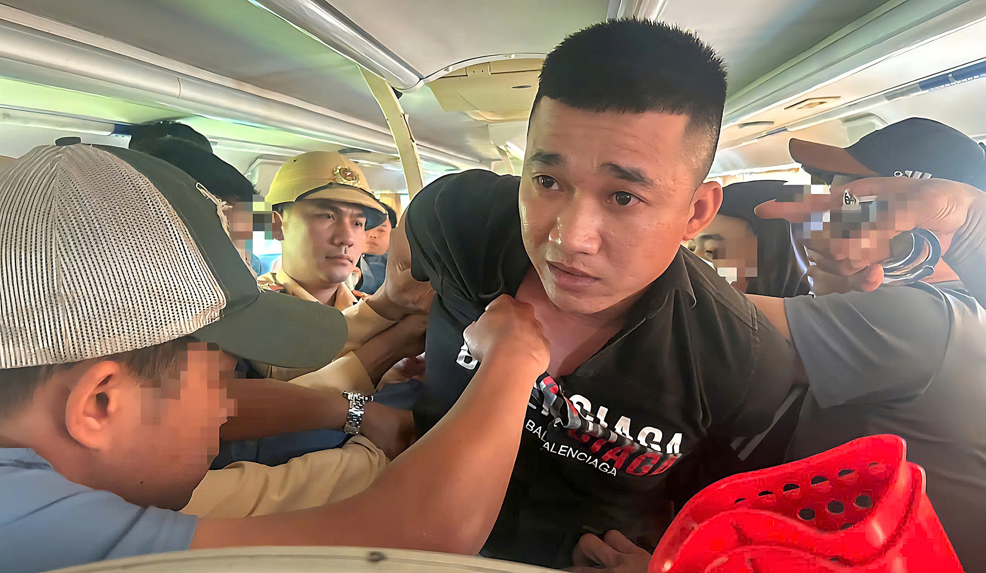 Bắt nh&oacute;m thanh ni&ecirc;n 5 ng&agrave;y g&acirc;y ra 3 vụ cướp ở Đ&agrave; Nẵng- Ảnh 1.