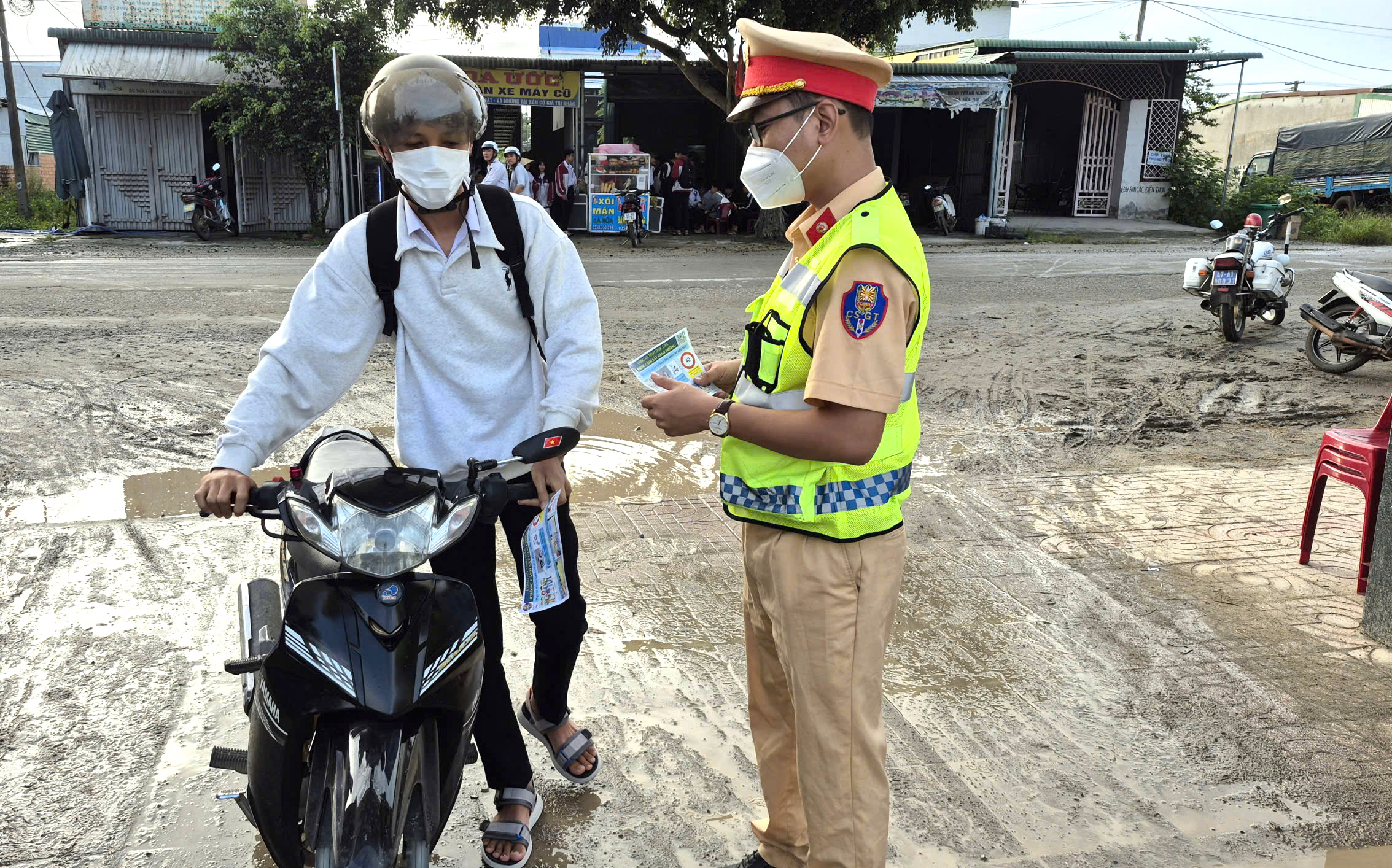 CSGT Đắk Lắk ph&aacute;t tờ rơi, tuy&ecirc;n truyền ATGT cho học sinh ng&agrave;y tựu trường- Ảnh 2.