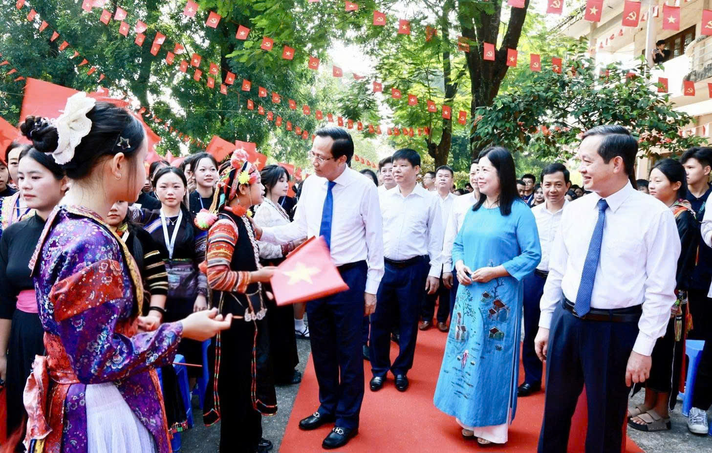 Học sinh to&agrave;n quốc h&acirc;n hoan niềm vui ng&agrave;y tựu trường- Ảnh 4.