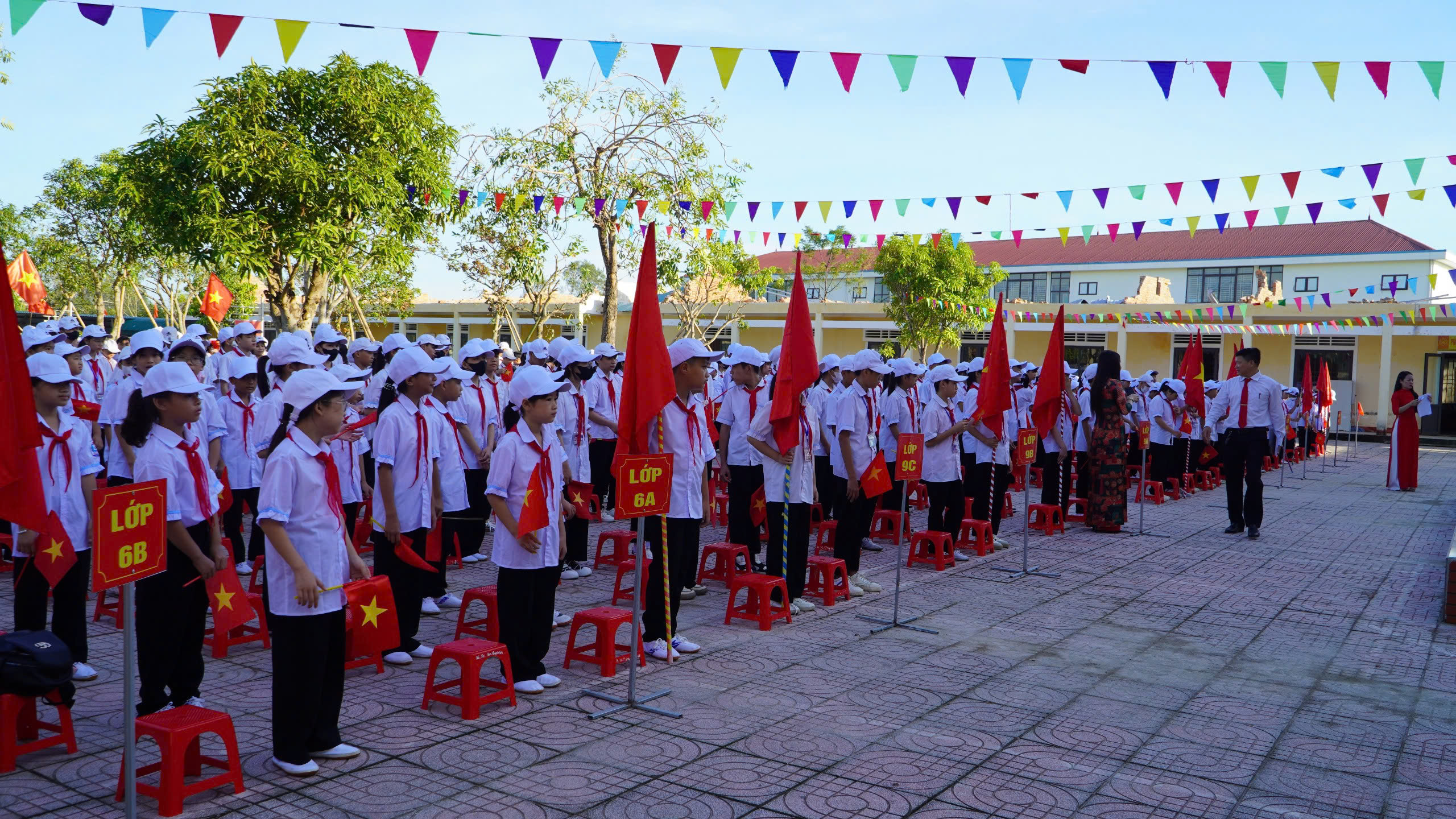 Học sinh khai giảng giữa ngổn ngang sau b&atilde;o số 5 ở H&agrave; Tĩnh- Ảnh 2.