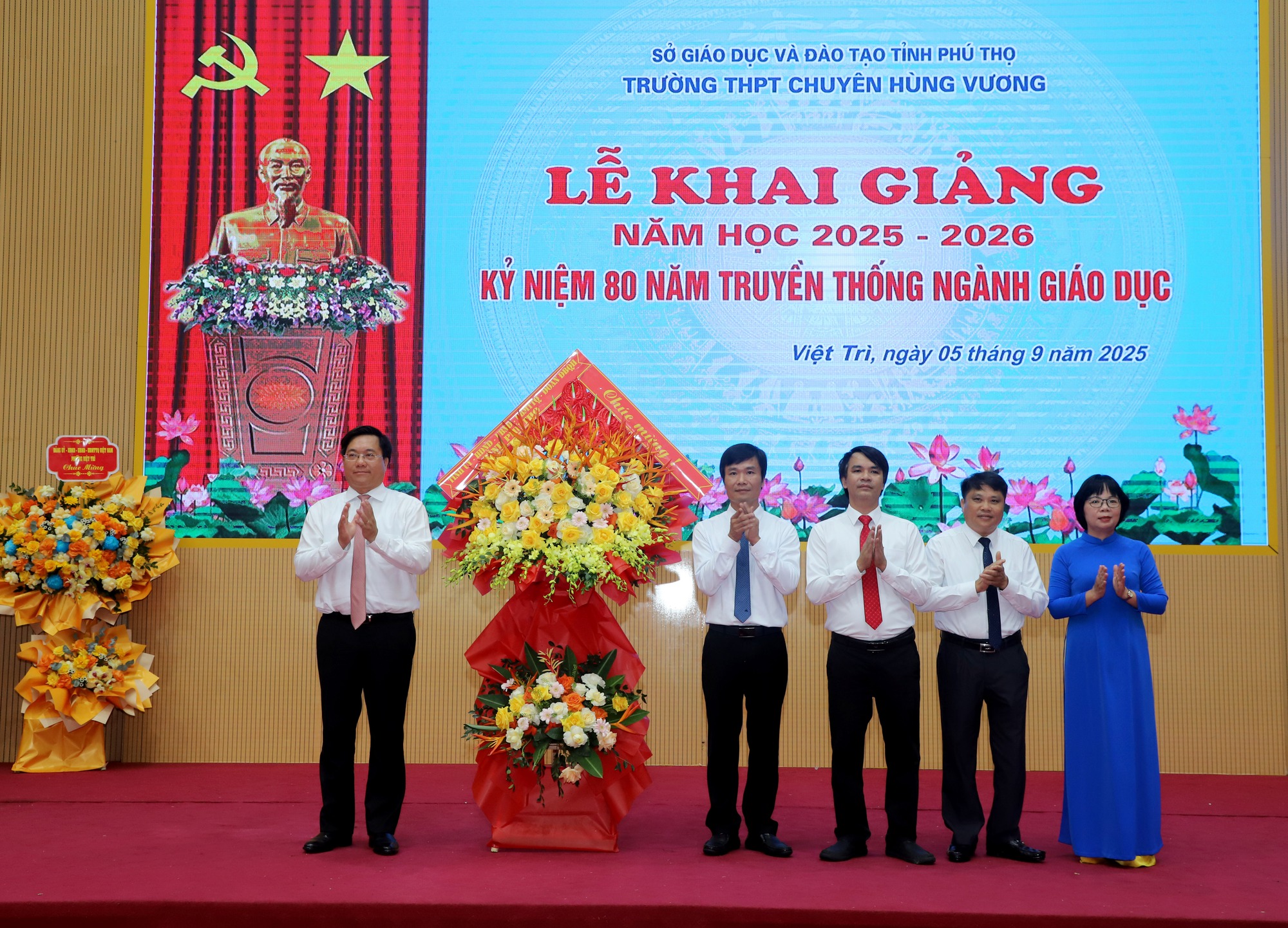 Học sinh to&agrave;n quốc h&acirc;n hoan niềm vui ng&agrave;y tựu trường- Ảnh 3.