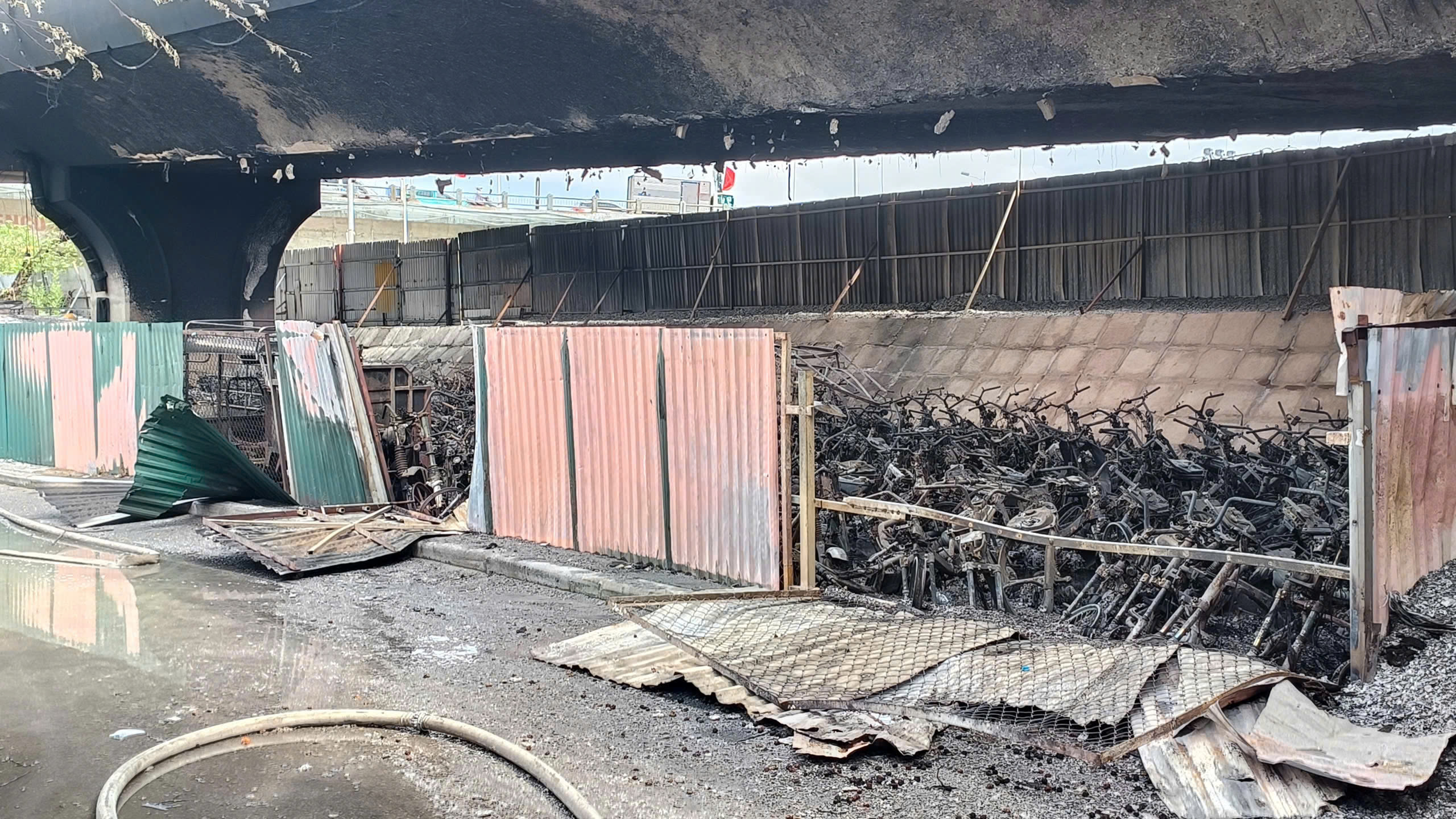 Thủ tướng y&ecirc;u cầu l&agrave;m r&otilde; nguy&ecirc;n nh&acirc;n, xử l&yacute; tr&aacute;ch nhiệm vụ ch&aacute;y dưới gầm cầu Vĩnh Tuy- Ảnh 1.