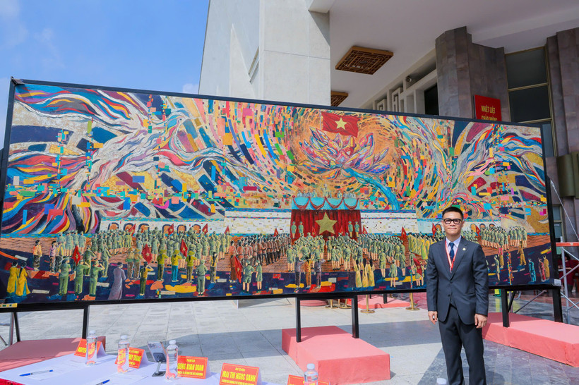 Tranh sơn mài "Bác Hồ đọc Tuyên ngôn Độc lập" xác lập kỷ lục Guinness thế giới- Ảnh 4. Tranh sơn mài "Bác Hồ đọc Tuyên ngôn Độc lập" xác lập kỷ lục Guinness thế giới- Ảnh 4.