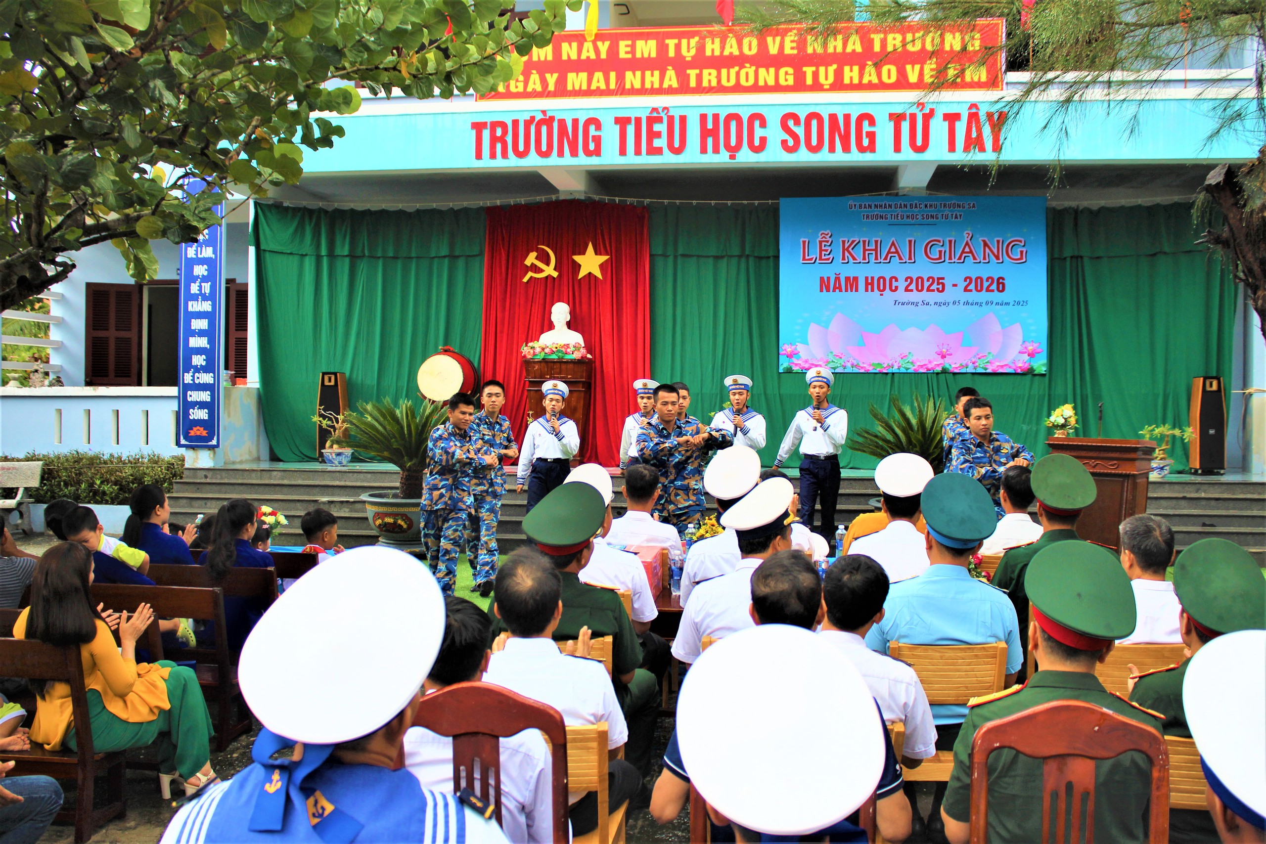 Rộn r&agrave;ng, vui tươi lễ khai giảng năm học mới tr&ecirc;n quần đảo Trường Sa- Ảnh 6.