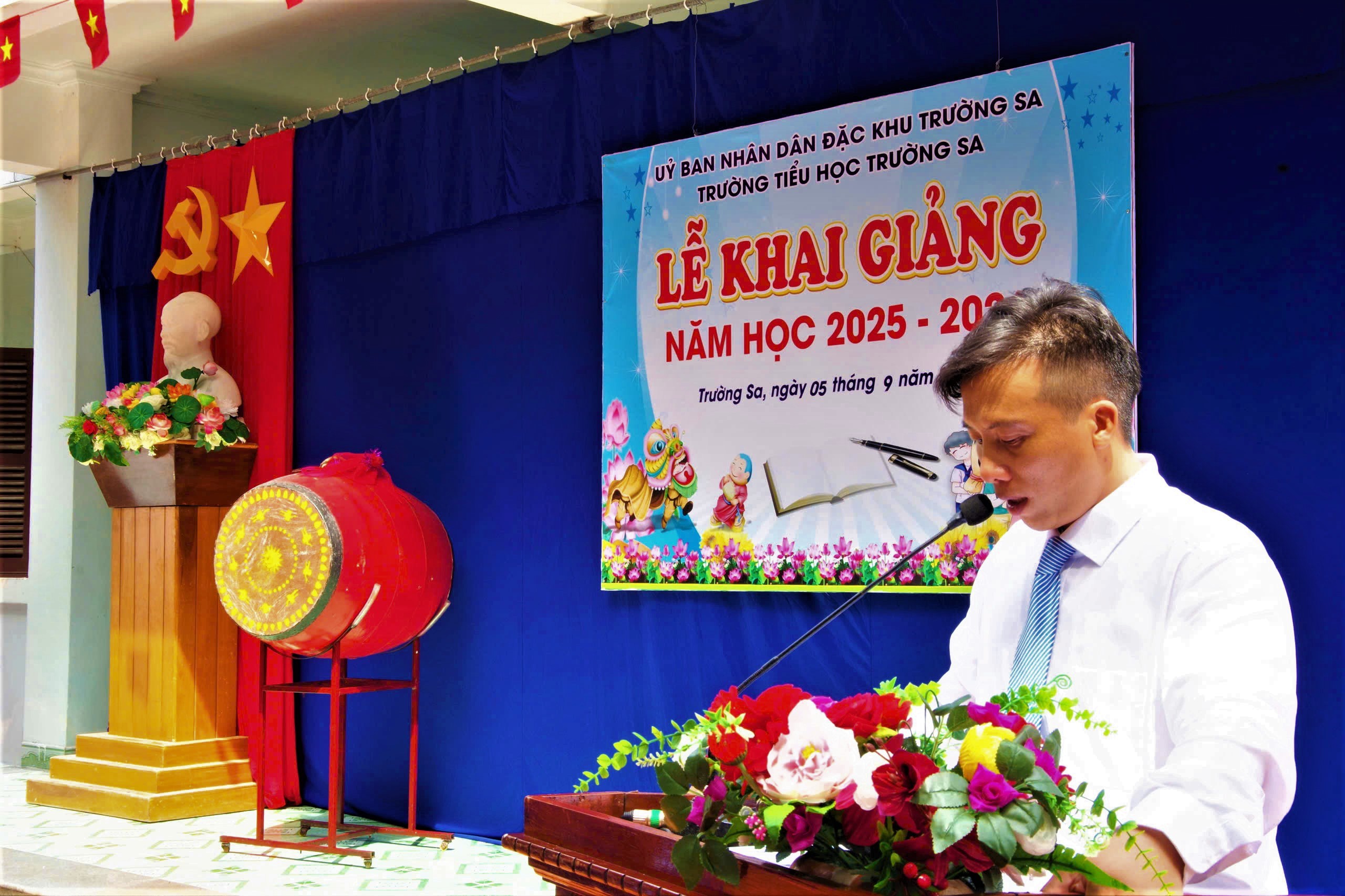 Rộn r&agrave;ng, vui tươi lễ khai giảng năm học mới tr&ecirc;n quần đảo Trường Sa- Ảnh 2.