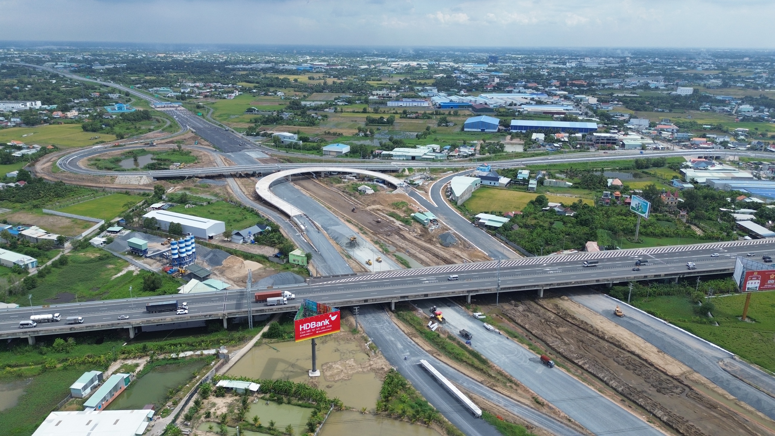 Toàn cảnh nút giao kết nối 3 cao tốc ở cửa ngõ phía Tây TP.HCM- Ảnh 4. Toàn cảnh nút giao kết nối 3 cao tốc ở cửa ngõ phía Tây TP.HCM- Ảnh 4.