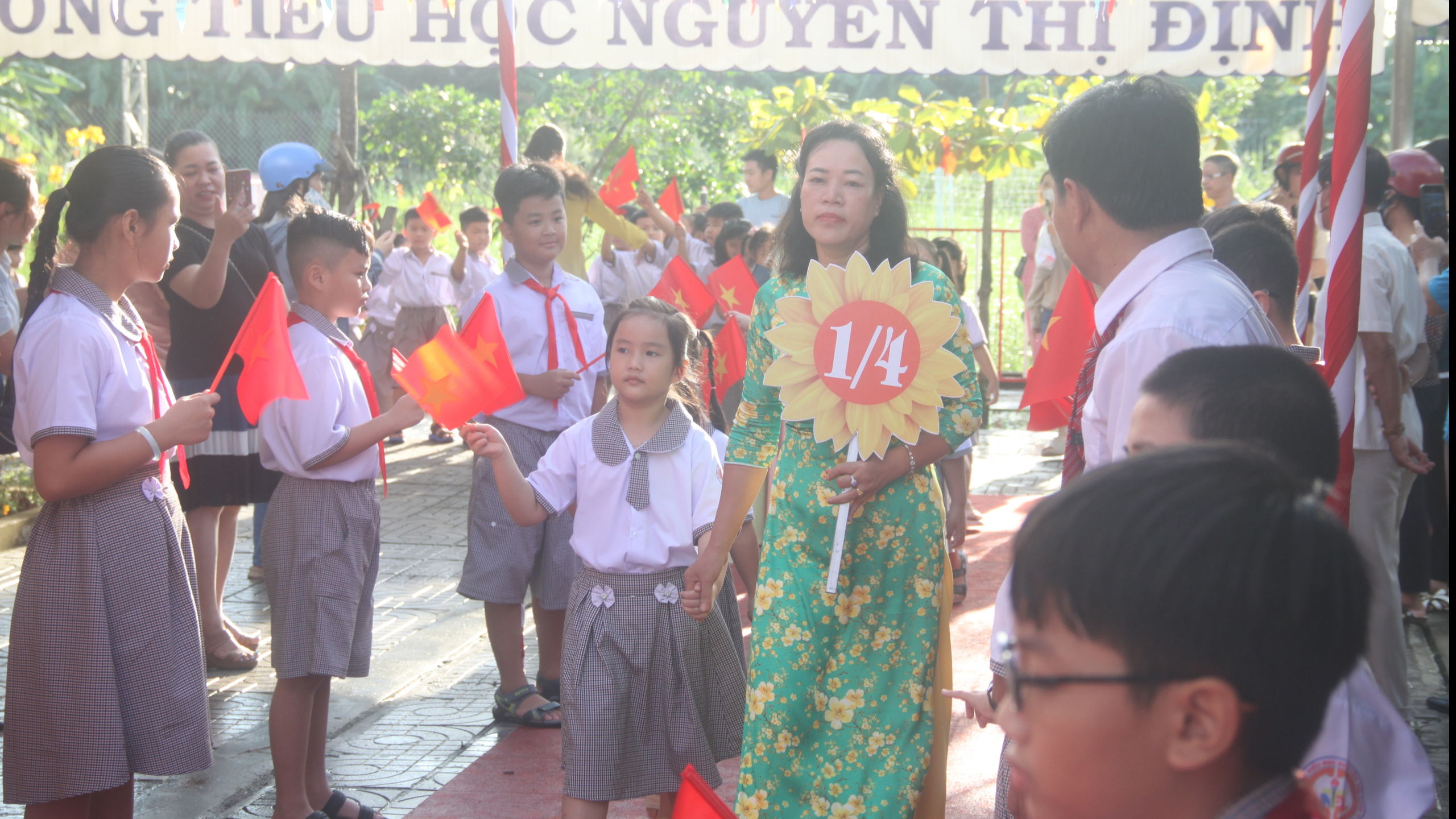 Rộn r&agrave;ng lễ khai giảng ở v&ugrave;ng đất cực Nam của Tổ quốc- Ảnh 2.
