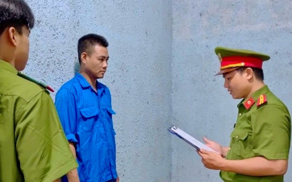 L&acirc;m Đồng: Khởi tố, bắt tạm giam đối tượng t&ocirc;ng v&agrave;o xe cảnh s&aacute;t