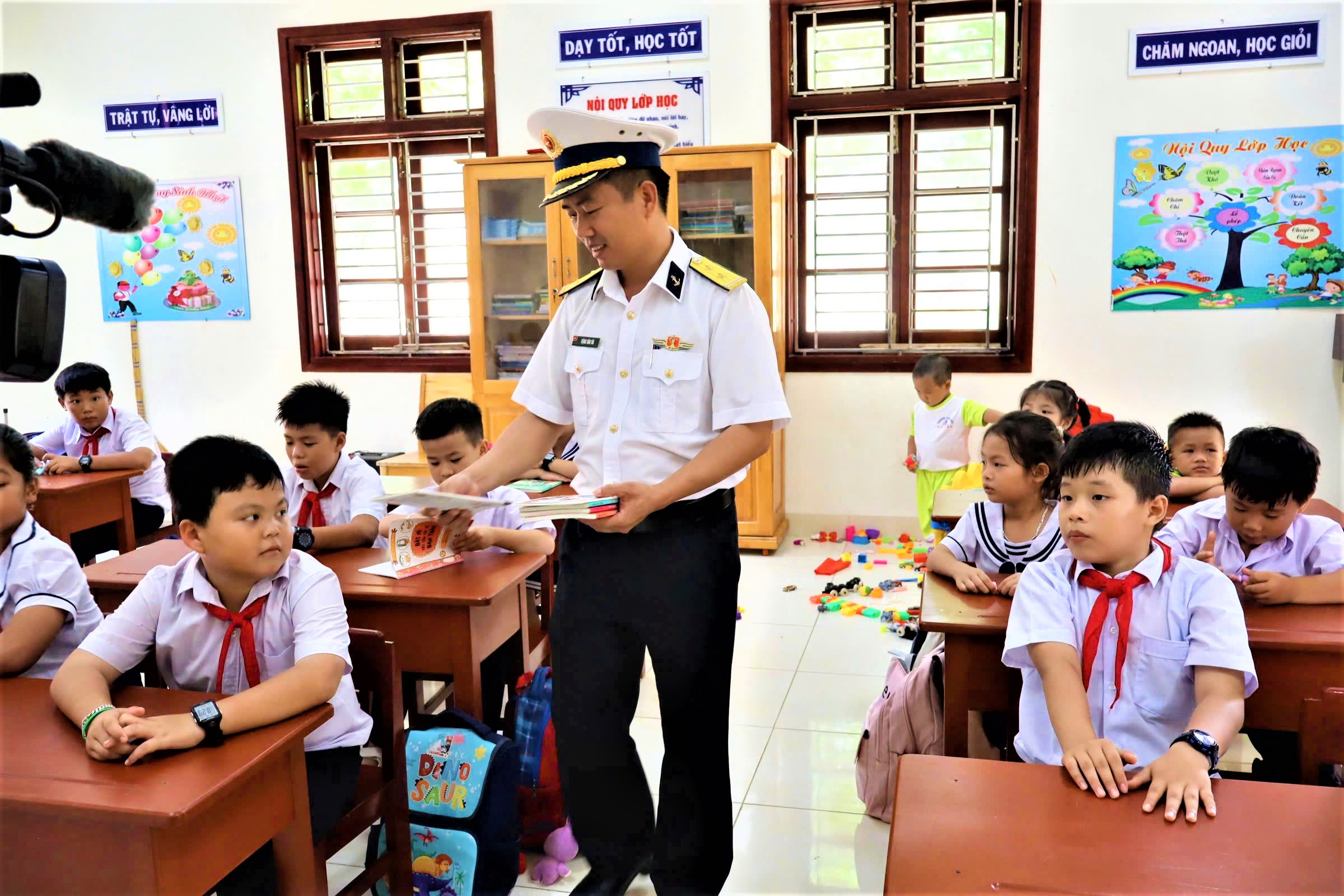 Rộn r&agrave;ng, vui tươi lễ khai giảng năm học mới tr&ecirc;n quần đảo Trường Sa- Ảnh 9.