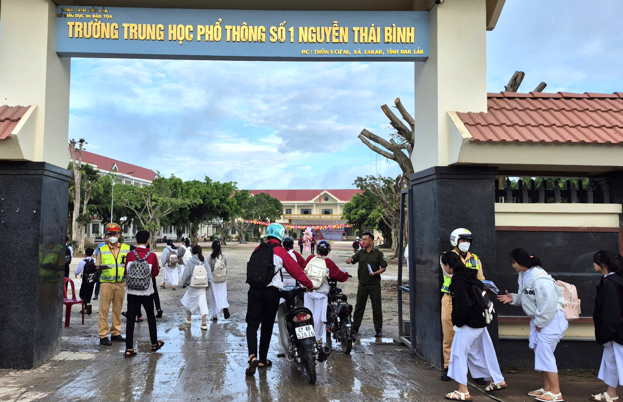 CSGT Đắk Lắk ph&aacute;t tờ rơi, tuy&ecirc;n truyền ATGT cho học sinh ng&agrave;y tựu trường- Ảnh 1.