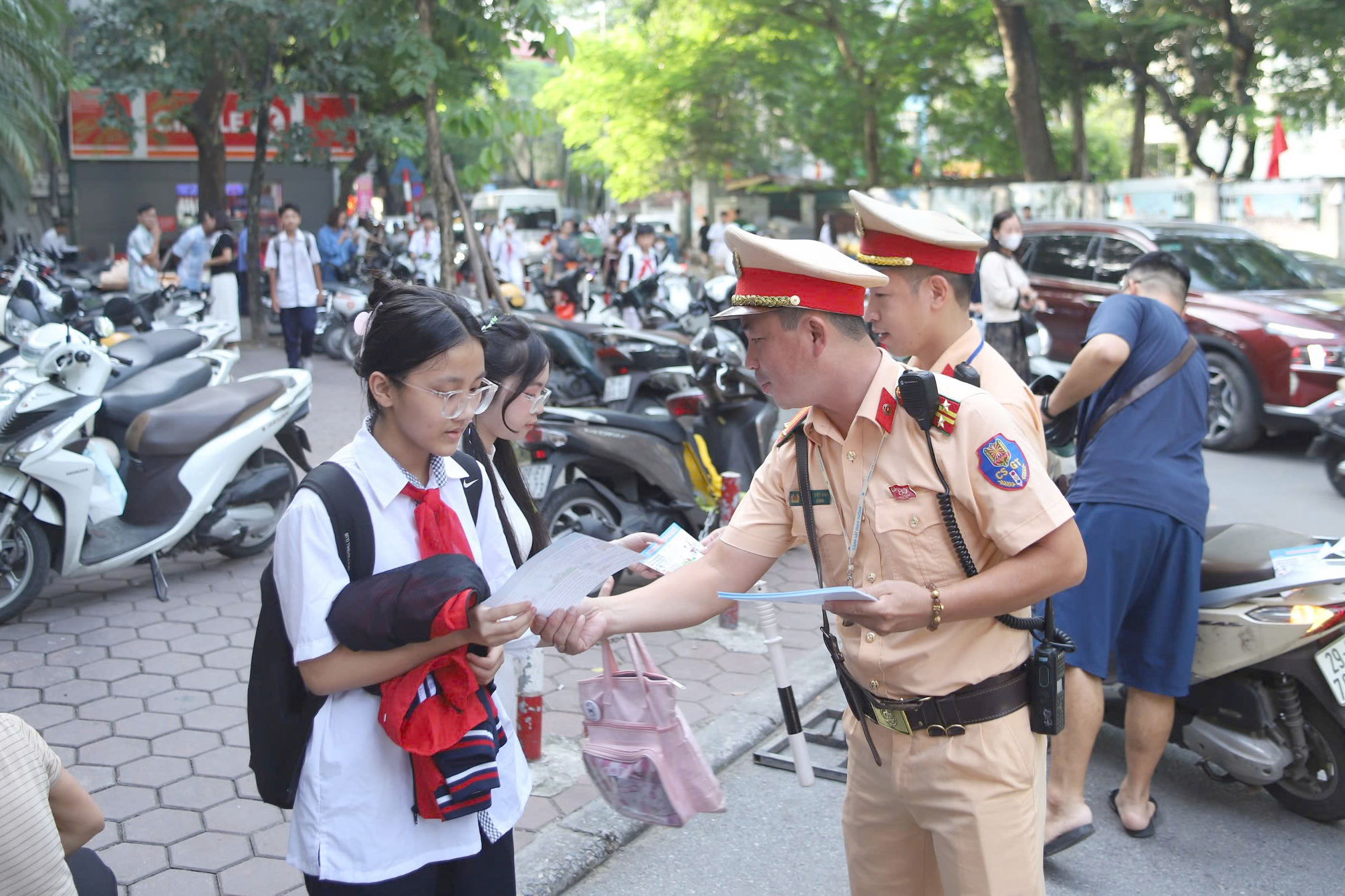 CSGT Hà Nội phát tờ rơi, nhắc nhở phụ huynh và học sinh không vi phạm giao thông- Ảnh 5. CSGT Hà Nội phát tờ rơi, nhắc nhở phụ huynh và học sinh không vi phạm giao thông- Ảnh 5.