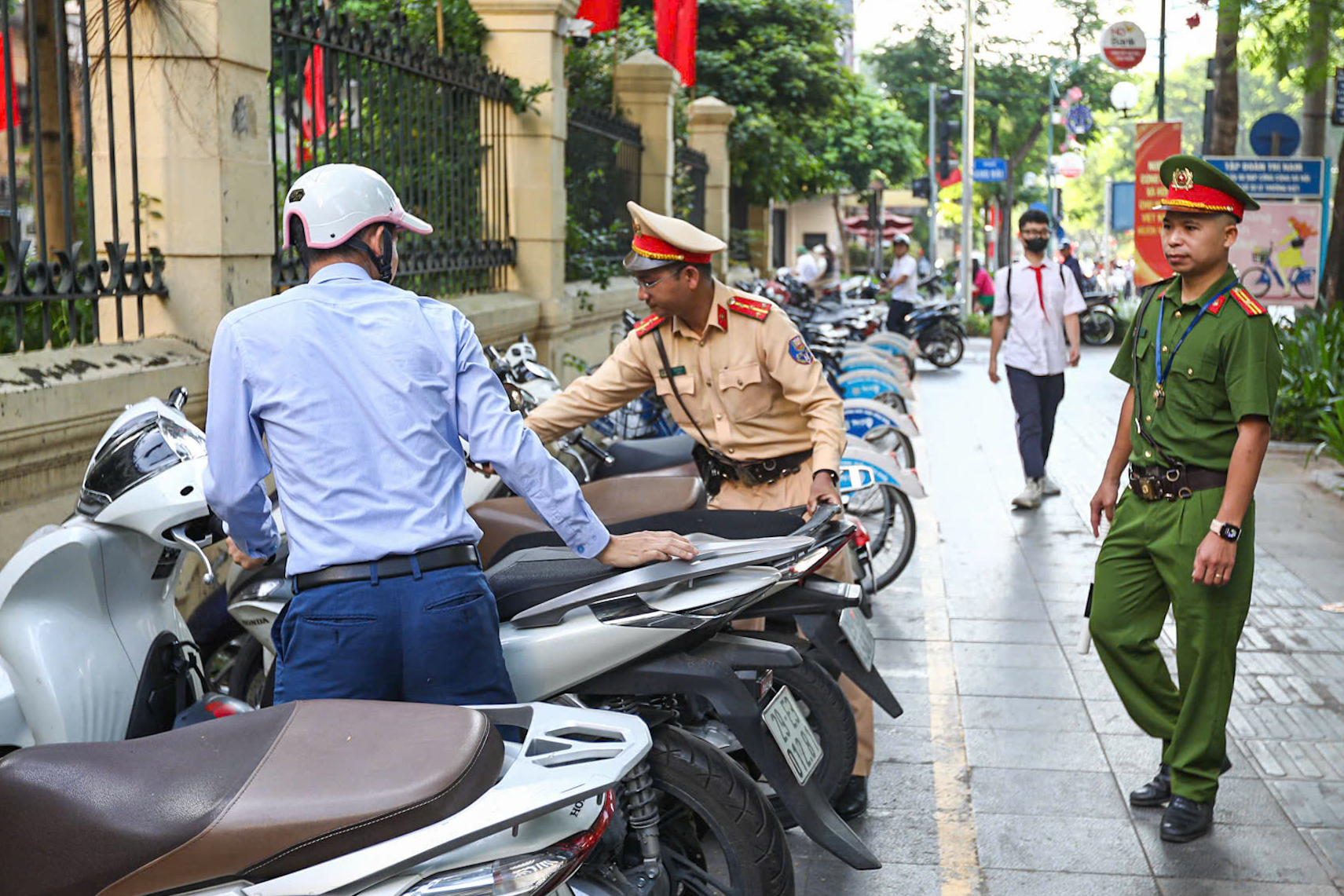CSGT Hà Nội phát tờ rơi, nhắc nhở phụ huynh và học sinh không vi phạm giao thông- Ảnh 4. CSGT Hà Nội phát tờ rơi, nhắc nhở phụ huynh và học sinh không vi phạm giao thông- Ảnh 4.