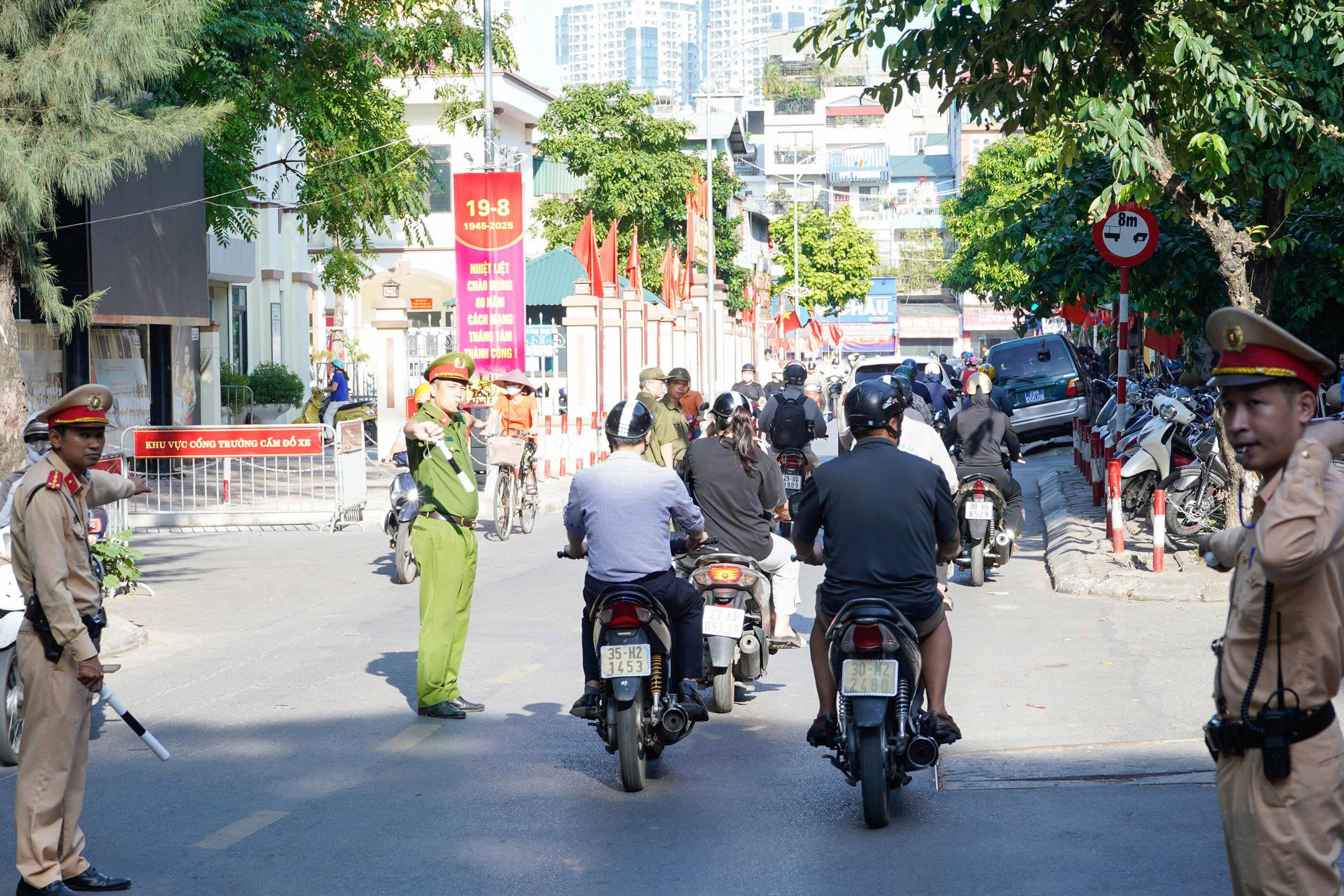 CSGT Hà Nội phát tờ rơi, nhắc nhở phụ huynh và học sinh không vi phạm giao thông- Ảnh 1. CSGT Hà Nội phát tờ rơi, nhắc nhở phụ huynh và học sinh không vi phạm giao thông- Ảnh 1.