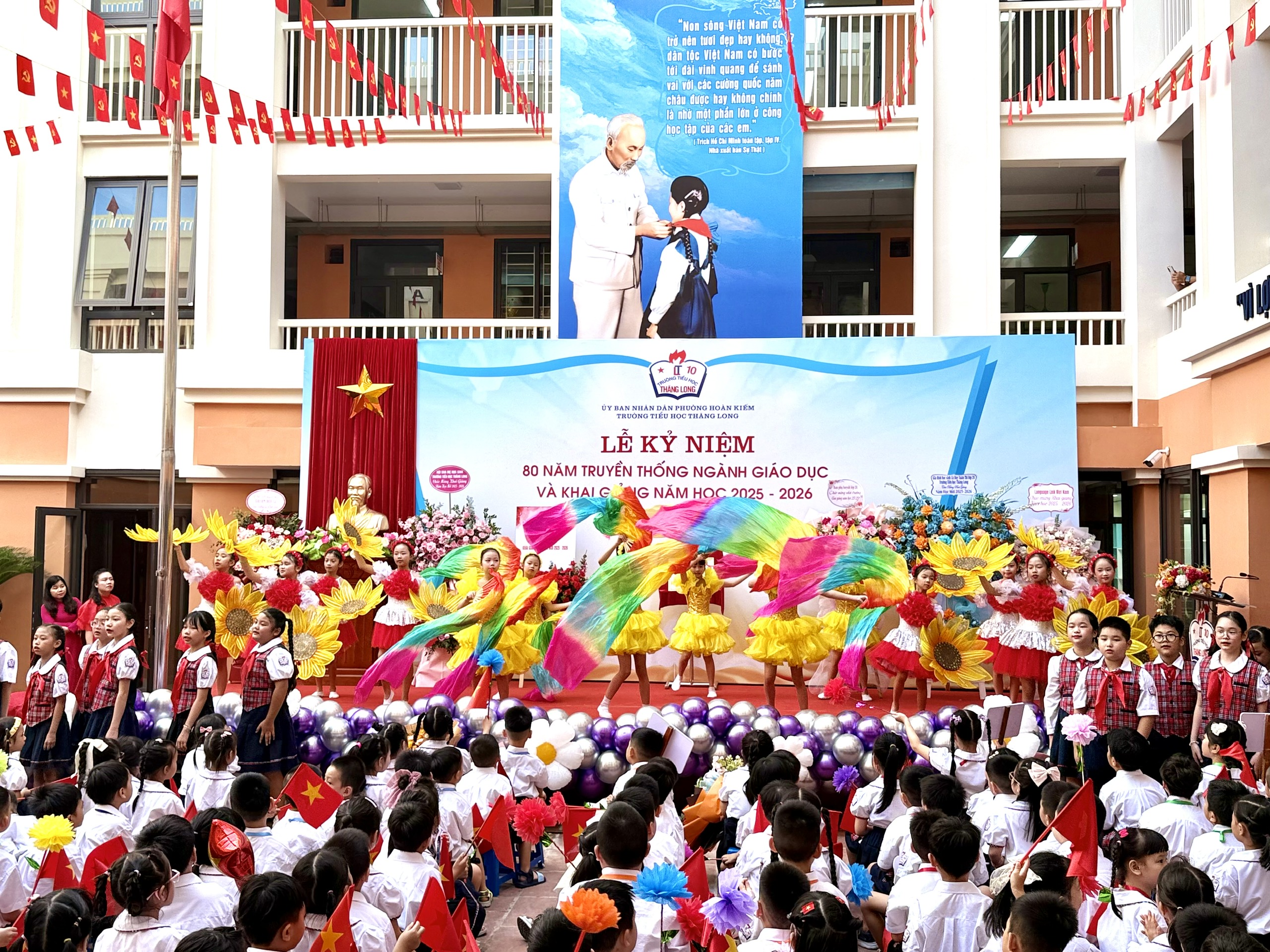 Hơn 2,3 triệu học sinh H&agrave; Nội n&aacute;o nức đ&oacute;n năm học mới đặc biệt- Ảnh 1.