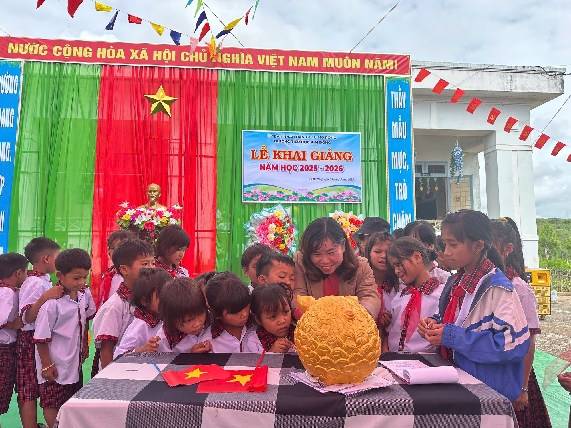 Học sinh toàn quốc hân hoan niềm vui ngày tựu trường- Ảnh 2. Học sinh toàn quốc hân hoan niềm vui ngày tựu trường- Ảnh 2.