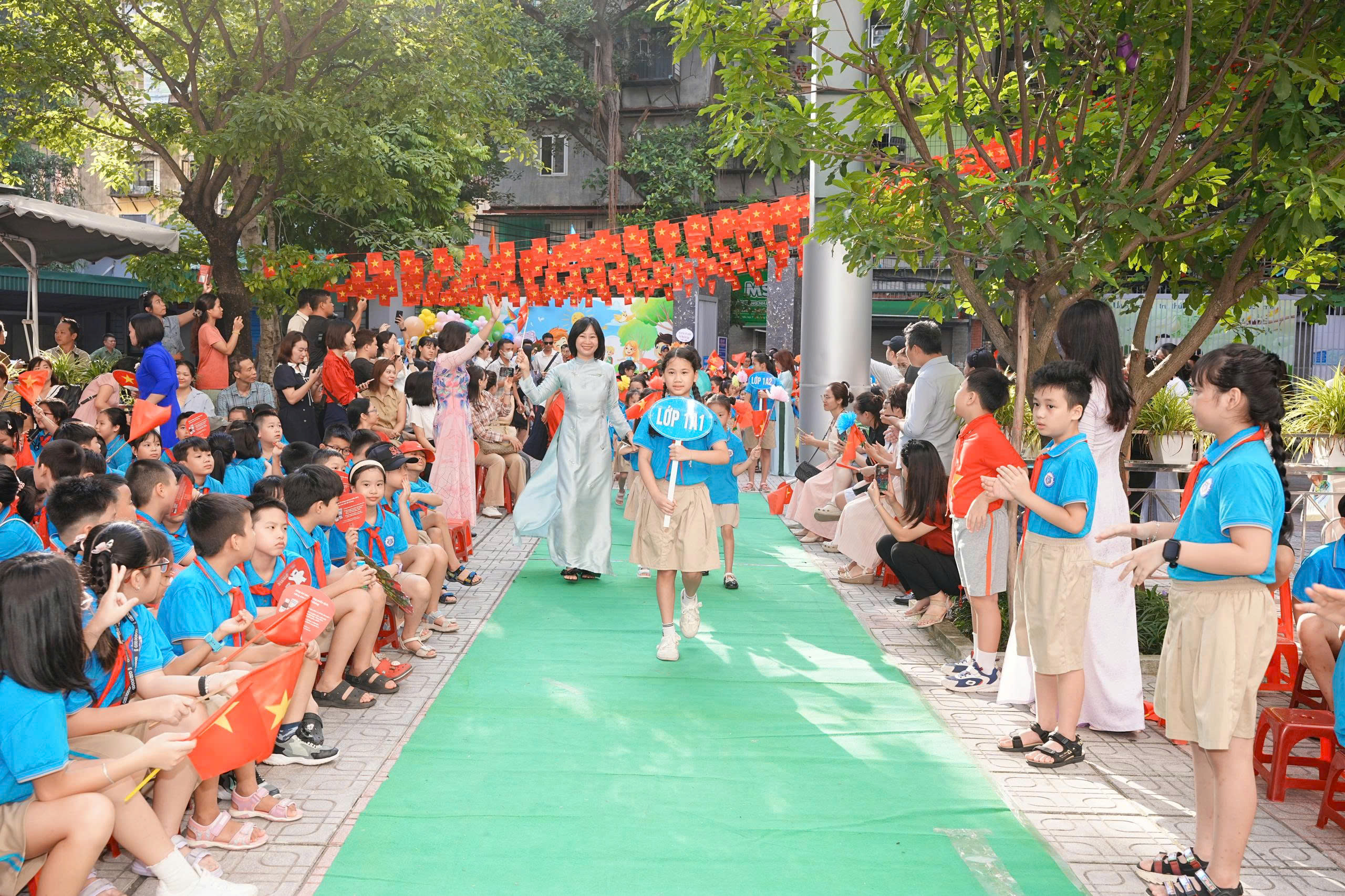 Hơn 2,3 triệu học sinh H&agrave; Nội n&aacute;o nức đ&oacute;n năm học mới đặc biệt- Ảnh 8.