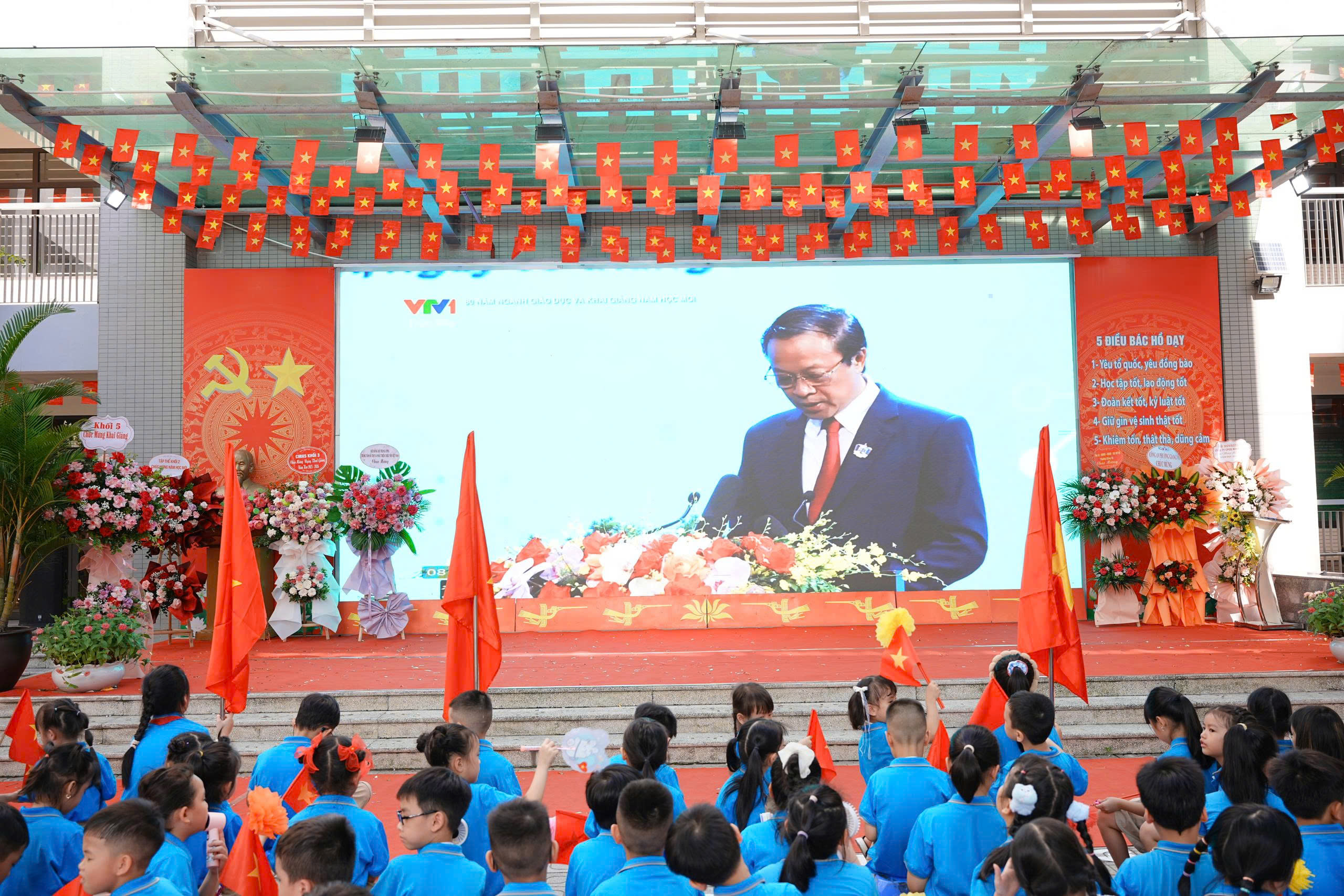 Hơn 2,3 triệu học sinh H&agrave; Nội n&aacute;o nức đ&oacute;n năm học mới đặc biệt- Ảnh 6.