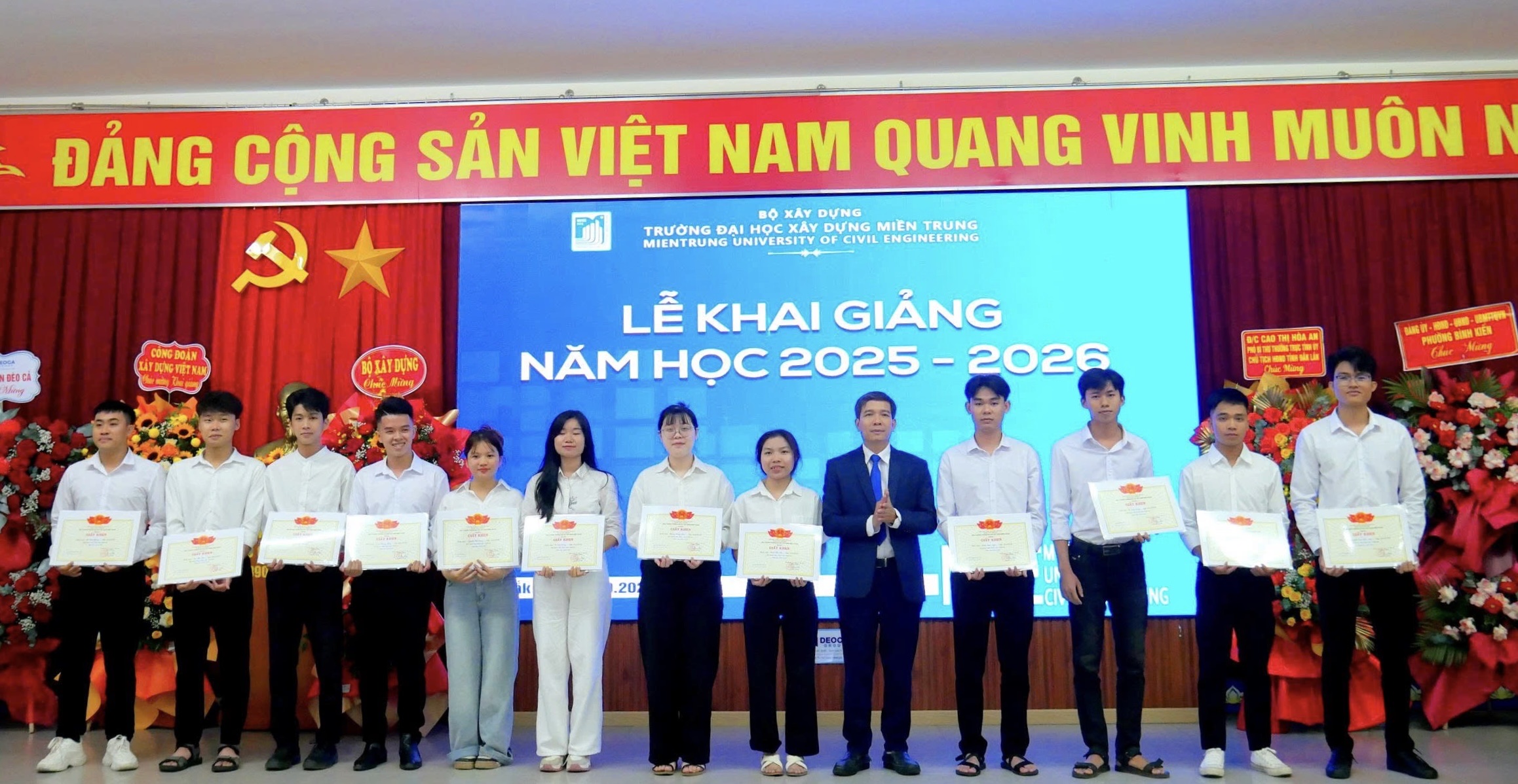 Trường Đại học X&acirc;y dựng Miền Trung đ&oacute;n gần 1.000 t&acirc;n sinh vi&ecirc;n v&agrave;o năm học mới- Ảnh 3.