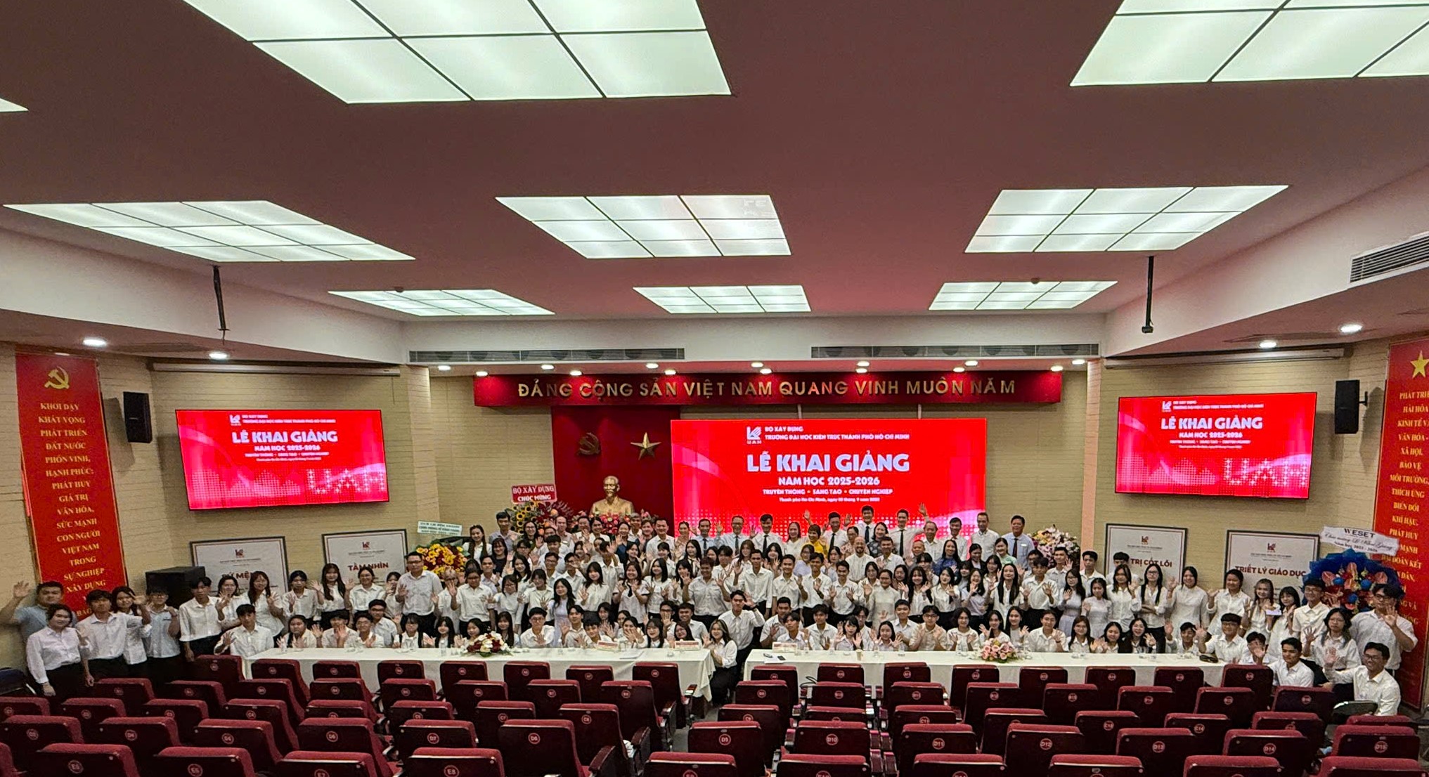 Sinh vi&ecirc;n ng&agrave;nh X&acirc;y dựng TP.HCM hồ hởi đ&oacute;n năm học mới- Ảnh 3.