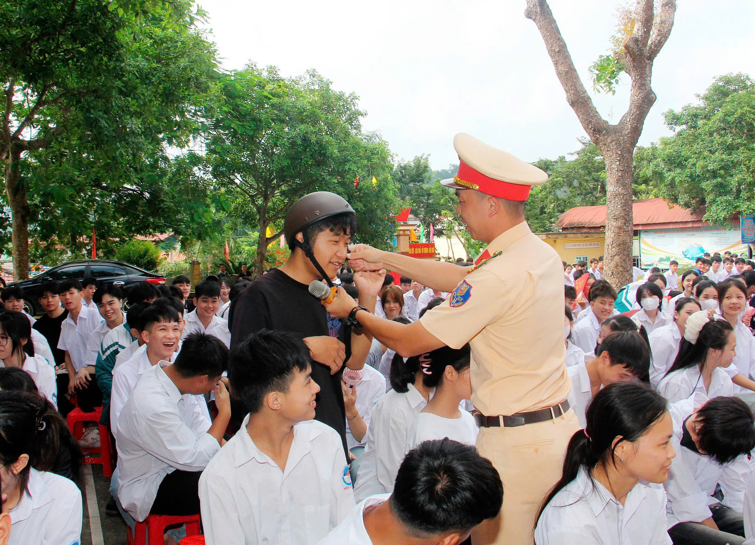 Cảnh s&aacute;t giao th&ocirc;ng L&agrave;o Cai đồng h&agrave;nh c&ugrave;ng học sinh bước v&agrave;o năm học mới- Ảnh 4.