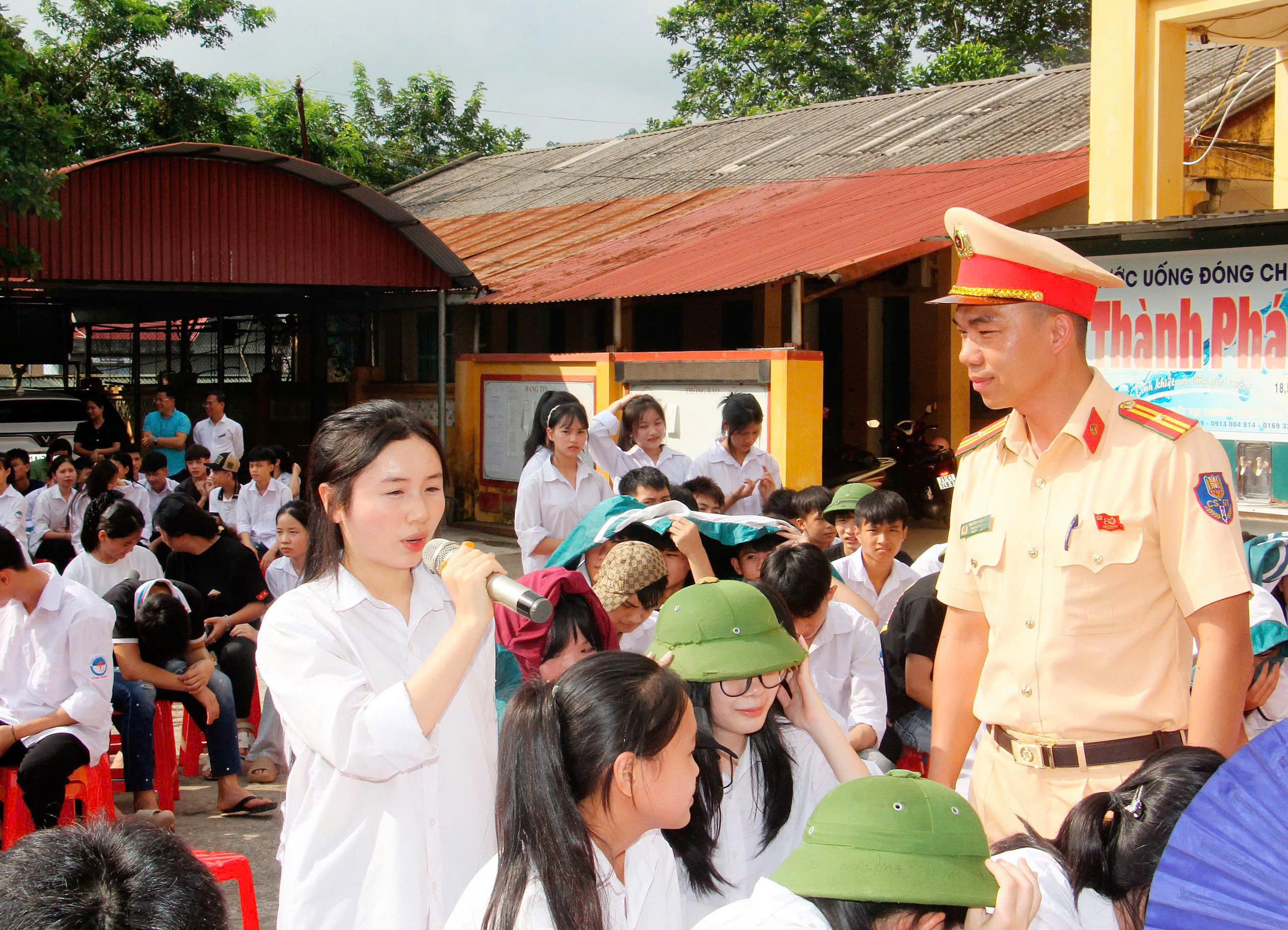Cảnh s&aacute;t giao th&ocirc;ng L&agrave;o Cai đồng h&agrave;nh c&ugrave;ng học sinh bước v&agrave;o năm học mới- Ảnh 5.