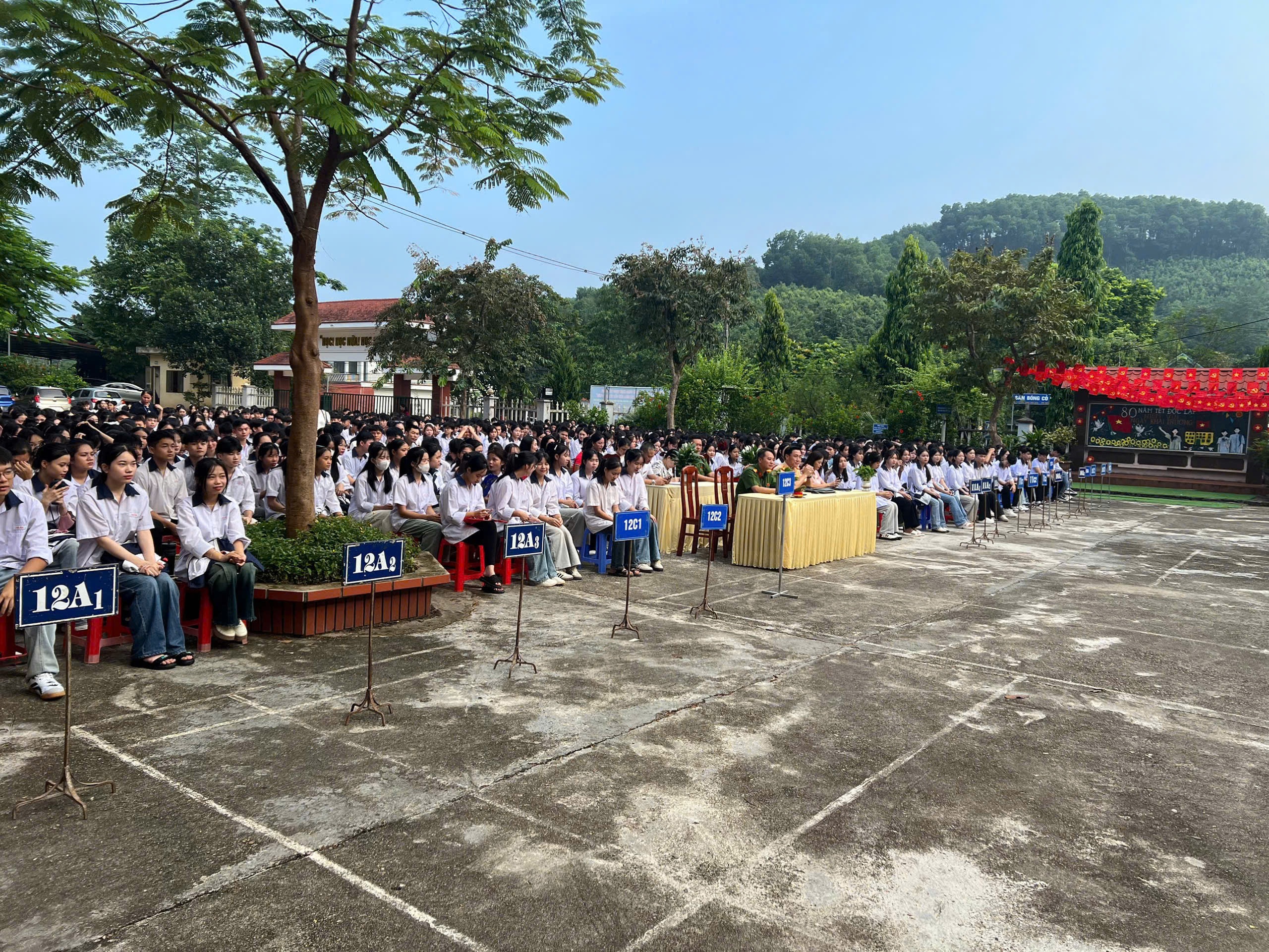 Cảnh s&aacute;t giao th&ocirc;ng L&agrave;o Cai đồng h&agrave;nh c&ugrave;ng học sinh bước v&agrave;o năm học mới- Ảnh 2.